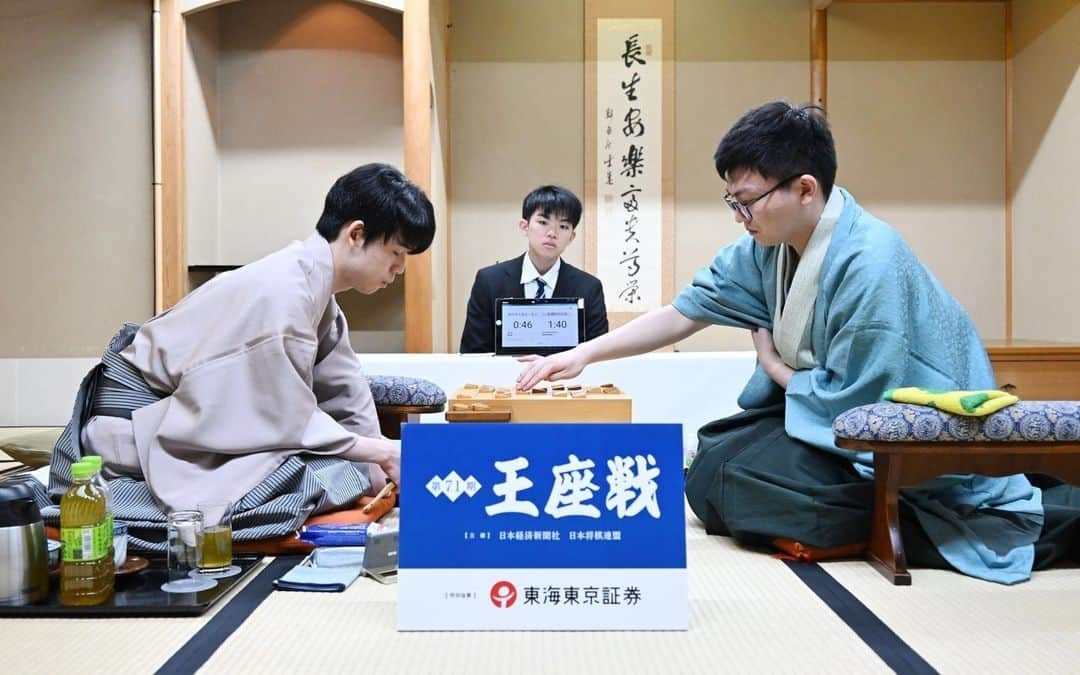 日本経済新聞社さんのインスタグラム写真 - (日本経済新聞社Instagram)「「大棋士の系譜にある」。11日、藤井聡太八冠に最後のタイトルである王座を明け渡した永瀬拓矢前王座は、対局終了後に応じたインタビューで勝者をそうたたえました。⁠ 藤井八冠と長く練習将棋を指してきた間柄でもある永瀬前王座に、五番勝負を振り返りつつ盟友について語ってもらいました。⁠ ⁠ 詳細はプロフィールの linkin.bio/nikkei をタップ。⁠ 投稿一覧からコンテンツをご覧になれます。⁠→⁠@nikkei⁠ ⁠ #永瀬拓矢 #藤井聡太 #藤井八冠 #将棋王座戦 #日経電子版」10月15日 22時00分 - nikkei