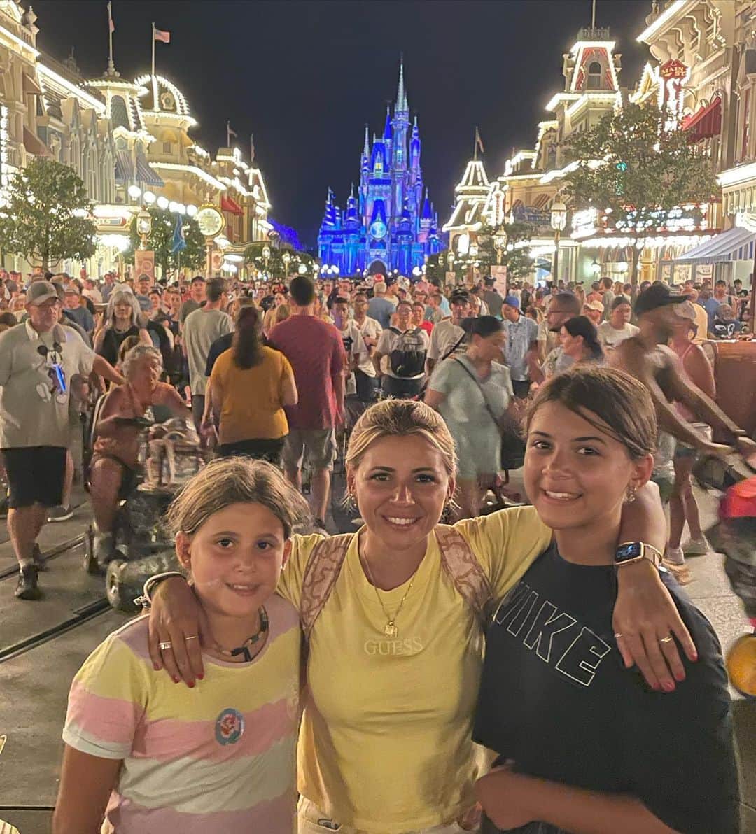 ニコラス・パレハのインスタグラム：「Feliz día de la madre a la numero 1 ! Las nenas tienes mucha suerte de tenerte como mamá ! Te amamos ❤️ @marie_.84」
