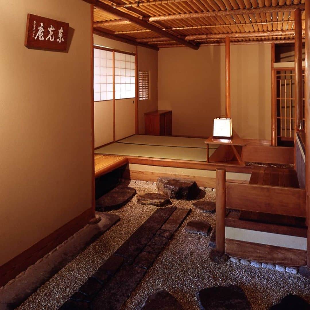 Imperialhotel_jp_帝国ホテル 公式さんのインスタグラム写真 - (Imperialhotel_jp_帝国ホテル 公式Instagram)「. ～帝国ホテルのご結納・お顔合わせプラン ご両家の縁を結ぶセレモニーを特別な空間で～ 日本のホテルウエディングの発祥の地である帝国ホテル。 培ってきた経験と知識で、ご家族の大切な瞬間をお手伝いいたします。   詳細は @imperialhotel_jp_official プロフィールリンクより「帝国ホテル 東京サイト」→「宴会・会議」→「宴会プラン」へ。  **********************  ＜帝国ホテルのご結納・お顔合わせプラン＞ 内容：お料理・お飲み物・室料・卓上装花・スナップ写真 会場：「宴会場の個室」または「茶室 東光庵」 お問い合わせ：帝国ホテル 東京 営業部 03-3539-8700（10:00～18:00） ※プランの詳細や会場の空き状況など、詳しくは係までお問い合わせください。  #japan#tokyo#hotel#東京#銀座#ginza#ホテル#日比谷#帝国ホテル#hibiya#travellermade#imperialhotel#帝国ホテル東京#帝國飯店#帝國飯店東京#日本#임페리얼호텔#임페리얼호텔도쿄#일본#도쿄#結納#顔合わせ#顔合わせ食事会#両家顔合わせ#両家顔合わせ食事会#婚約#食事会#家族写真#宴会プラン#セレモニー」10月15日 22時02分 - imperialhotel_jp_official