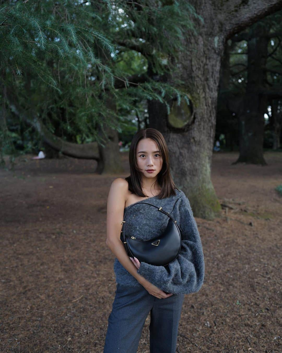 伊原葵さんのインスタグラム写真 - (伊原葵Instagram)「PradaArque👜🌳✨  フォルムが美しいおnewなbagを持って、 自然を感じてきた日  どんなファッションにも合うしお気に入り♡  今しかできないスタイリングにしてみた✨  Thank you @prada 🖤  #PradaArque #aocode」10月15日 22時03分 - aoi186