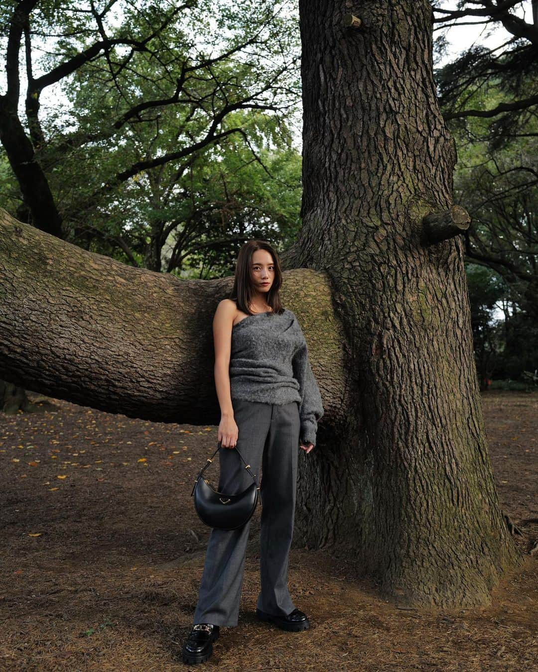 伊原葵さんのインスタグラム写真 - (伊原葵Instagram)「PradaArque👜🌳✨  フォルムが美しいおnewなbagを持って、 自然を感じてきた日  どんなファッションにも合うしお気に入り♡  今しかできないスタイリングにしてみた✨  Thank you @prada 🖤  #PradaArque #aocode」10月15日 22時03分 - aoi186