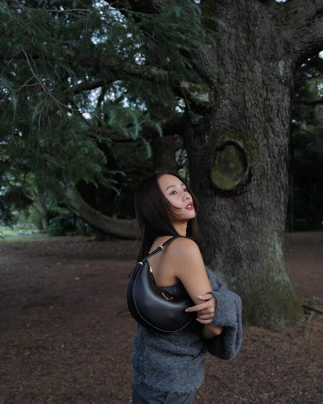 伊原葵さんのインスタグラム写真 - (伊原葵Instagram)「PradaArque👜🌳✨  フォルムが美しいおnewなbagを持って、 自然を感じてきた日  どんなファッションにも合うしお気に入り♡  今しかできないスタイリングにしてみた✨  Thank you @prada 🖤  #PradaArque #aocode」10月15日 22時03分 - aoi186