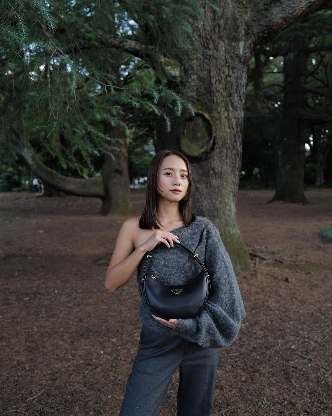 伊原葵のインスタグラム：「PradaArque👜🌳✨  フォルムが美しいおnewなbagを持って、 自然を感じてきた日  どんなファッションにも合うしお気に入り♡  今しかできないスタイリングにしてみた✨  Thank you @prada 🖤  #PradaArque #aocode」