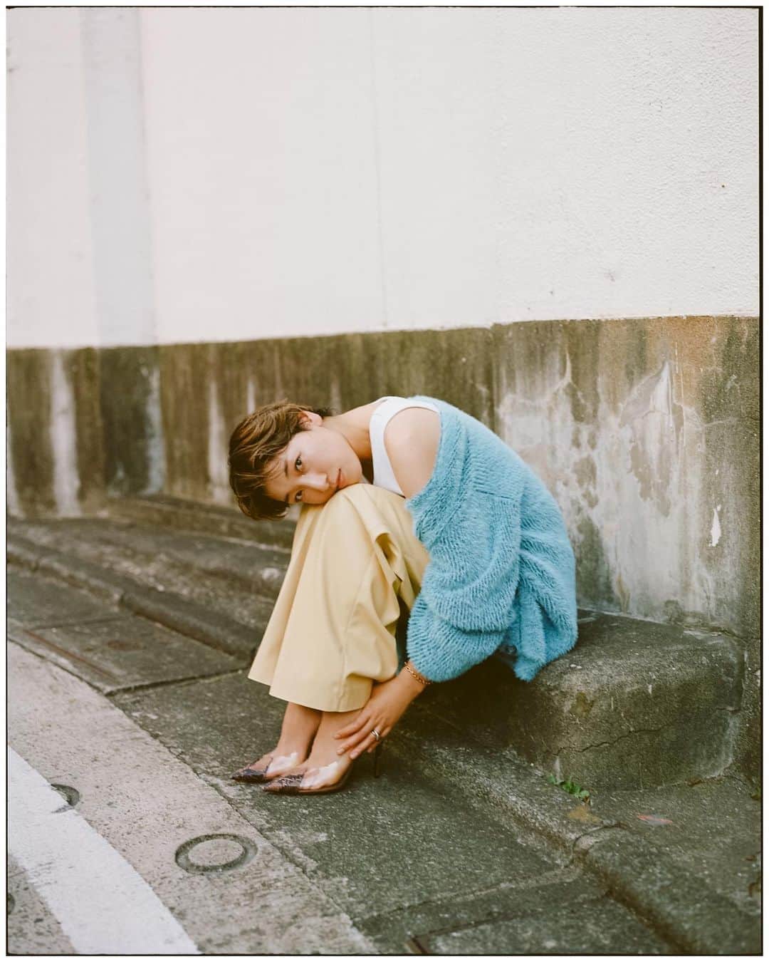 Kisshomaru S.のインスタグラム：「Sakura Ando @sakuraando for @qui_tokyo   Styling Megumi Yoshida @megumiyoshida_  Hair and Make up Kanako Hoshino @hoshino_kanako  Art Director Kazuaki Hayashi @kazu_stuni Text&Edit Yusuke Takayama @y__takayama」