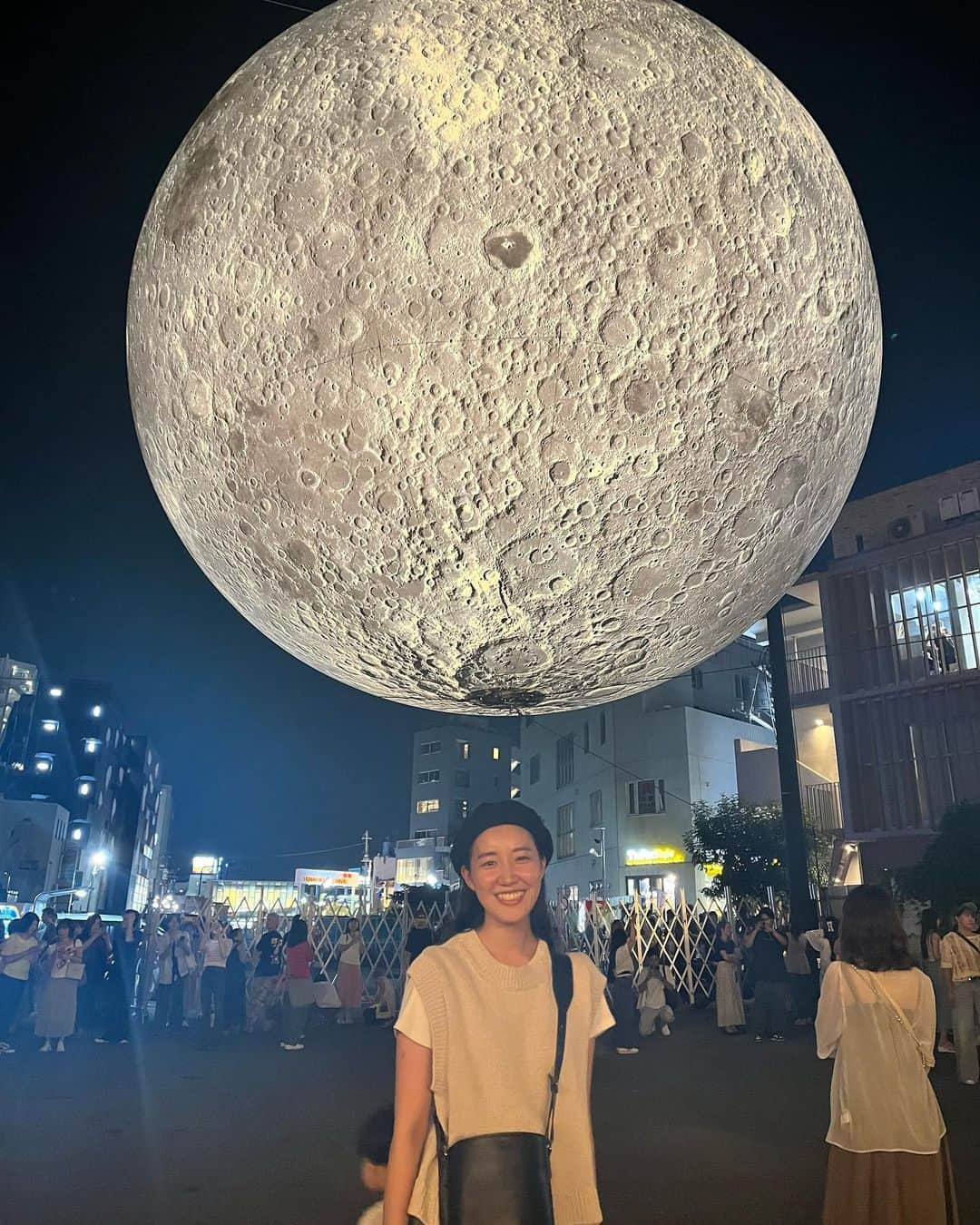 赤坂由梨さんのインスタグラム写真 - (赤坂由梨Instagram)「下北沢までお月見に行った日🌕  前来た時と街全体がかなり変わっていたので またゆっくり散策したい😌  #ムーンアートナイト下北沢 #下北沢」10月15日 22時05分 - __fuyuri