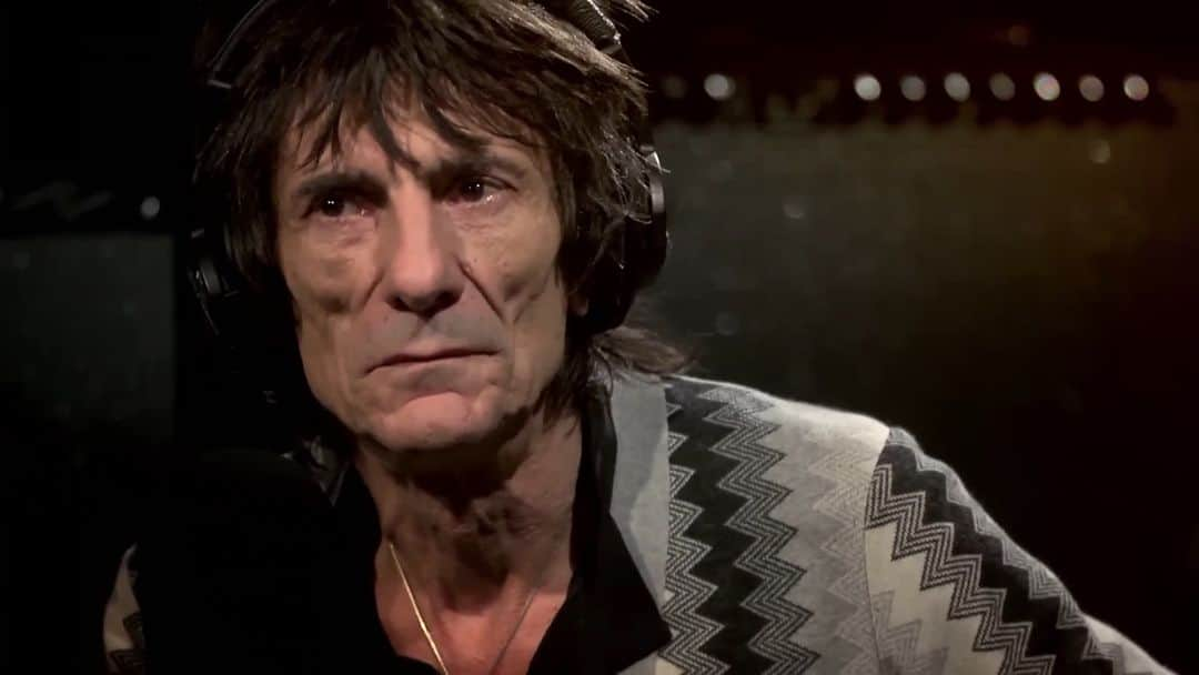 ロン・ウッドのインスタグラム：「Ronnie and @iammarkronson  discuss their preferences for live vocal recordings, and Ronnie talks about the setup @TheRollingStones had in Paris, where they recorded the classic albums Tattoo You and Some Girls.  This clip is taken from The Ronnie Wood Show, an award-winning TV series first broadcast on Sky Arts. Every episode features top artists joining Ronnie for impromptu jamming, lively chat and reminiscing about the wild days of rock'n'roll.」