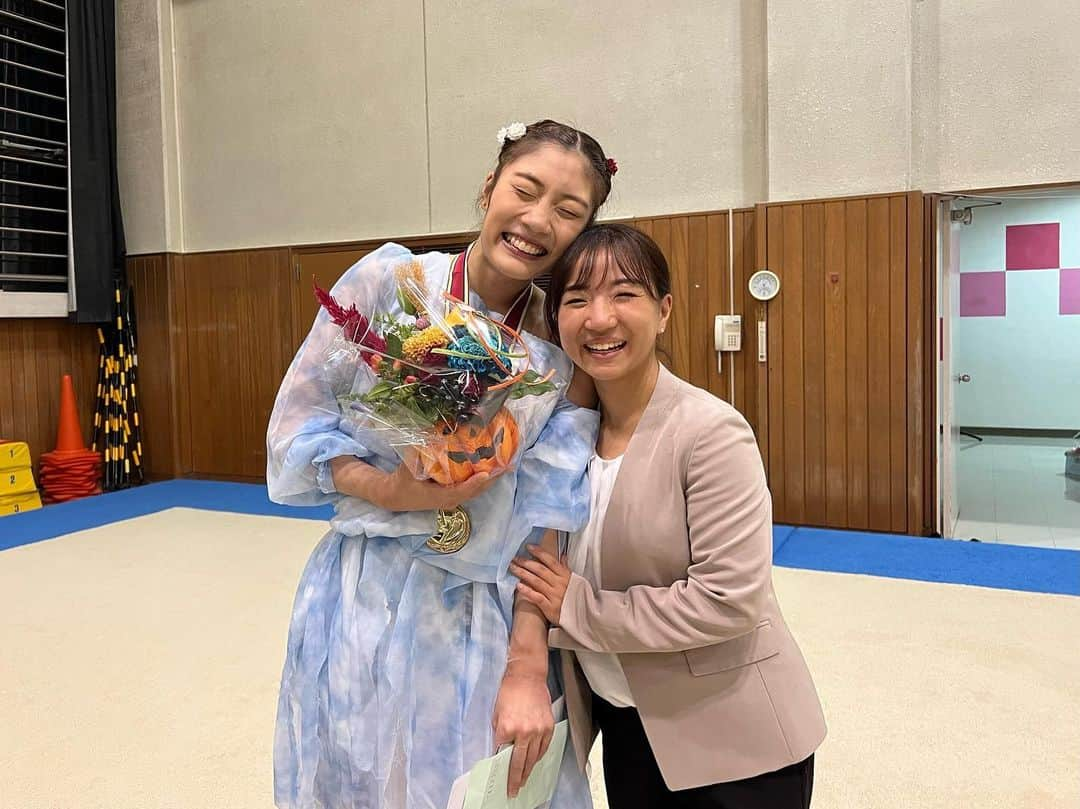 寺本明日香さんのインスタグラム写真 - (寺本明日香Instagram)「内山由綺LastDanc  大好きなゆきの引退演技会✨️  司会進行役をさえと 務めさせていただきました。 漫才みたいになっちゃいましたが笑 最後は涙無しでは終われない とても良いものになりました😭♥  ゆきが玲子先生と親子共に二人三脚で 沢山の方々に支えられて ここまできたんだなって改めて感じました。  2023年 全日本種目別大会の後に スパッと決めたゆきの言葉を聞いて 私は納得とともにとても共感をしました。 競技者としてやり切ったんだなと。 ゆきがこれまでの体操人生に 悔いなくやり切れたことをここで証明してくれて とても幸せな気持ちでした☺️ 最後の演技をしっかり見れて良かったです。  何事にも一生懸命で 限界突破癖のあるゆきを (↑たまに止めてあげてくださいw) いつまでも応援してます🍀*゜ これからも to be continue...👍」10月15日 22時06分 - teramoto_asuka