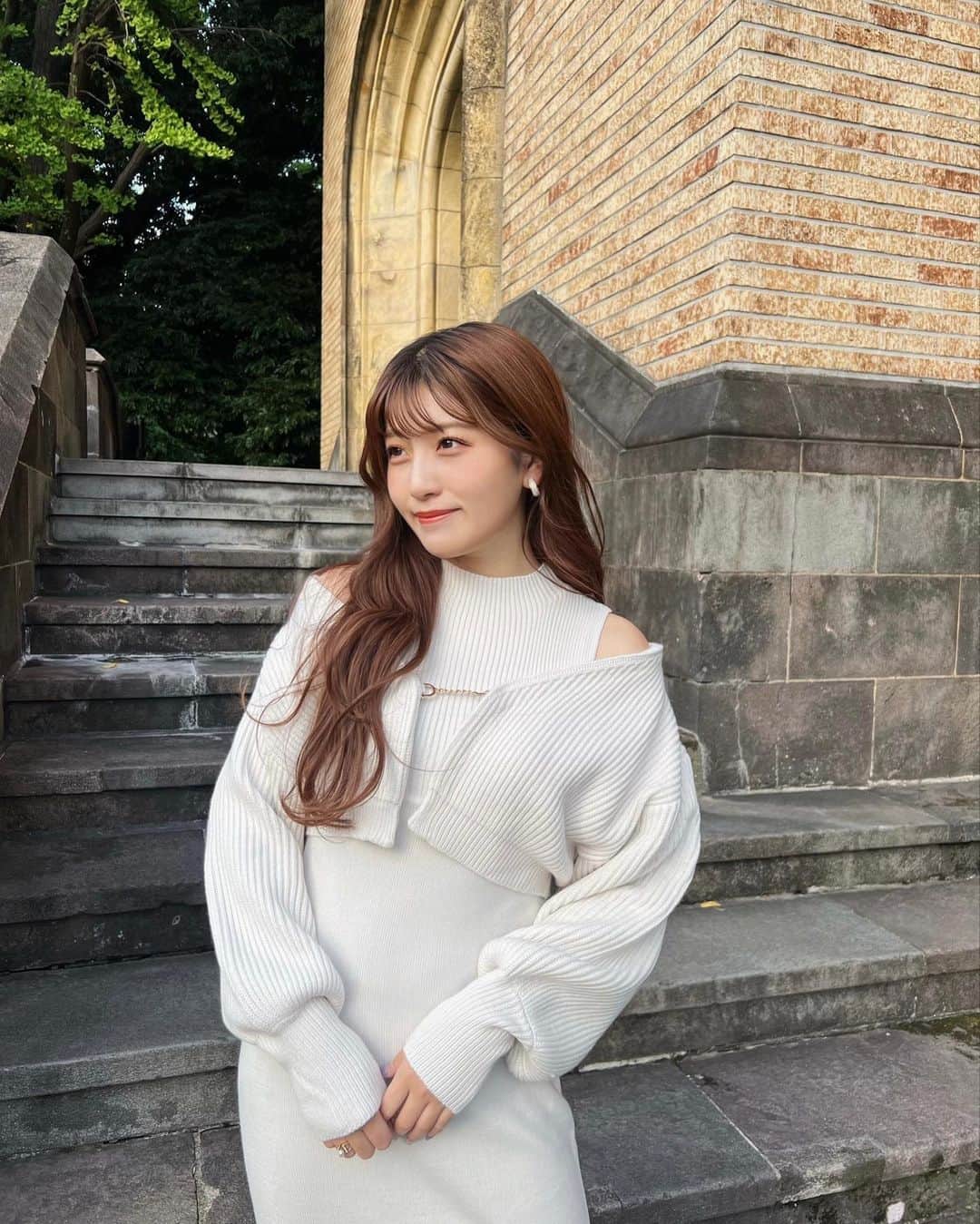 のインスタグラム：「ここはどこでしょう？✌️  @mercuryduo_com のワンピとジャケットで、 真っ白コーデ🤍🤍 この組み合わせ個人的に最強な気がする〜🌟  #mercuryduo #マーキュリーデュオ」