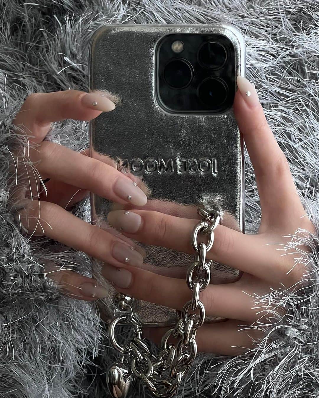 梯真奈美のインスタグラム：「初のマットネイル♡  スタッズをぽちぽちと。 マットってこんなに可愛いのね♡  質感が良くて思わずずっと触っちゃう。  #ネイル #マットネイル　 #manami_nail」