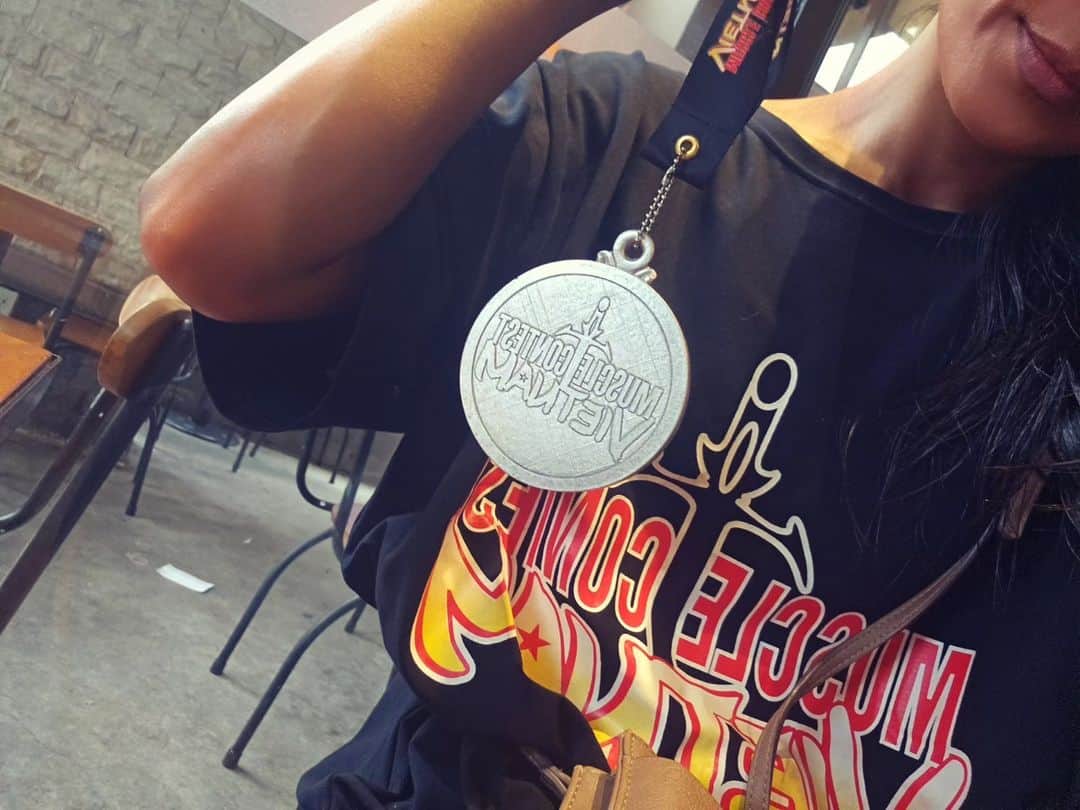 永吉令奈のインスタグラム：「2023.10.14  MUSCLE CONTEST IN VIETNAM🇻🇳  Pro qualifie BIKINI OPEN  Class D 2nd place 🥈  応援ありがとうございました😊🇻🇳⭐️  初めての東南アジアでの大会出場でした。  ベトナムに行くのがまず初めてですが、 日本で寒がりな私には温かい国がちょうど良さそうとか安易に考えてましたが、 大会でこんな蒸し暑くて汗だくで気が遠くなったのは初めてです。。笑  早く出番がきてほしいと切に願いました笑  日本だと当たり前にあるものが色々と無い。 奇想天外なことが多く、 学びの経験になりました✨️  疲れきったあとでステージに立ちましたが やっぱり楽しい😊✨️ 自然と笑顔になれた気がします😊  今回の大会の2週間ほど前に 良いトレーニングができたとき、 まだまだやれる自分に気づきました。  決してこれまで手を抜いてトレーニングしてるつもりはなかったですが 気持ちの面でもう１つギアを上げていけるような感覚があったので、 また続けて大会に出ようと思います🎵  また写真や動画が手に入ったらUPしていきます🤗」