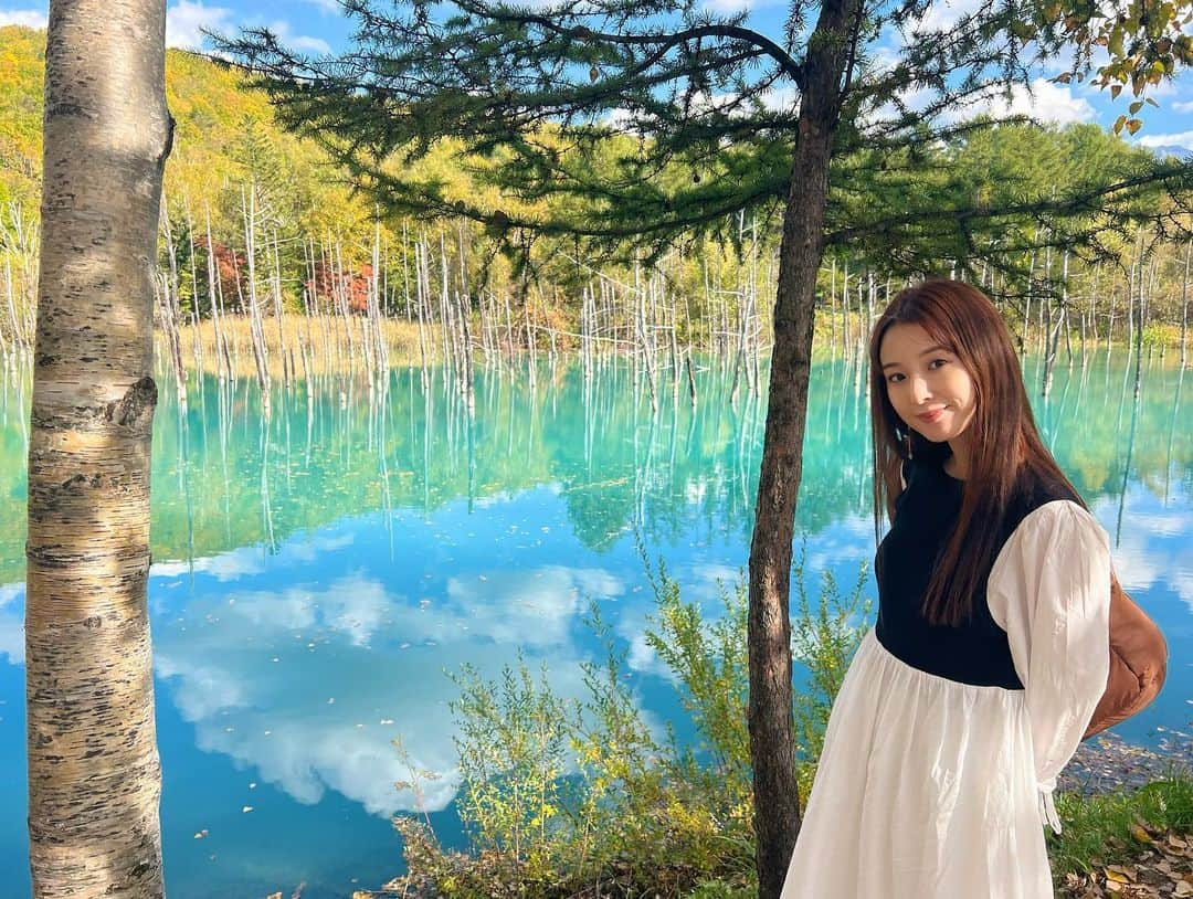 鈴木望さんのインスタグラム写真 - (鈴木望Instagram)「北海道旅行✈️ 北海道美瑛町にある「白金青い池」 ⁡ この日のお天気は快晴！！ グリーンがかった青い池にお空の青さもあいまって、神秘的！！！ ⁡ 山の紅葉も美しかった♡ ⁡ #北海道　#北海道旅行 #美瑛　#美瑛町  #白金青い池  #青い池  #北海道観光　#紅葉 #travel #旅行　#view #秋の景色」10月15日 22時18分 - nozomi.0318