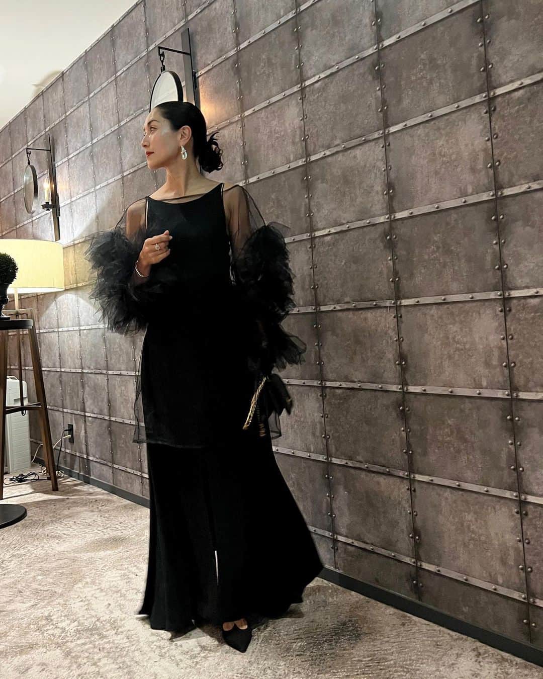 亀恭子のインスタグラム：「大切な友の結婚式の日。  black dressに袖のボリュームがツボ♡なblackのチュールトップスを重ねて。  花嫁姿の友は、いつにも増して それはそれは美しかった♡ 実に眩しかった。  today's… #fashion #outfit #ootd #kkstyle #tokyo #dress #harunobumurata #blouse #marge #jewelry #tiffany #bag #chanel #shoes #rogervivier #october #autumn」