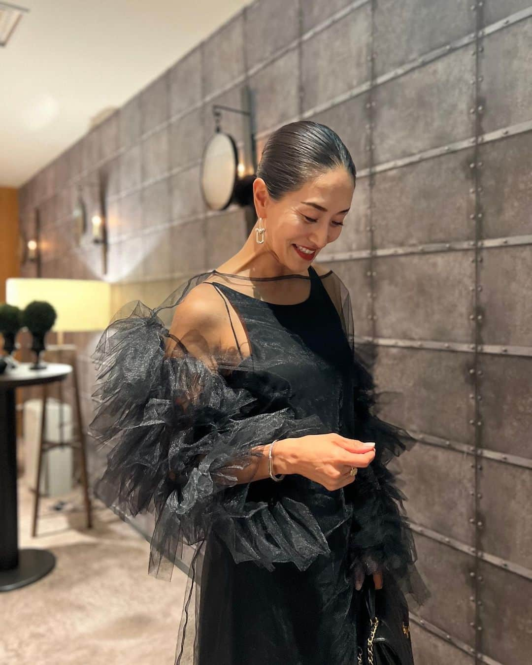 亀恭子さんのインスタグラム写真 - (亀恭子Instagram)「大切な友の結婚式の日。  black dressに袖のボリュームがツボ♡なblackのチュールトップスを重ねて。  花嫁姿の友は、いつにも増して それはそれは美しかった♡ 実に眩しかった。  today's… #fashion #outfit #ootd #kkstyle #tokyo #dress #harunobumurata #blouse #marge #jewelry #tiffany #bag #chanel #shoes #rogervivier #october #autumn」10月15日 22時18分 - kame_kyo