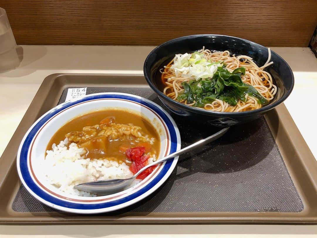 石井脩平さんのインスタグラム写真 - (石井脩平Instagram)「🍤 さようなら【 富士そば 下北沢店 】 　 南口商店街の門番として6年間ありがとう。 　 朝そば＆夕そばにようお世話なりました。 カレーフェス期間中に非参加店舗でミニカレーセット食べました。 　 　 🍲 最初の方の写真は一昨日ぐらい金曜の夜中の写真なんですけど、今日のお昼過ぎぐらいに（最後とラス前の写真）お別れそばで締めくくろうか思て行ってみたら、もう食材無くなったみたいで、電気も消して予定より早く完全閉店してはりました。 淋しいなぁ。 　 　 ここ数ヶ月だけでも下北沢のお店がバタバタ各地ですごい勢いで閉店されてる。 色んな事情があるのも知ってるし仕方ないんですけど、淋しいもんは淋しいですよねぇ。 淋しいなぁ。 淋しい熱帯魚やなぁ。 　 　 🍢 7年ぐらい前に僕と同じくシモキタホリックの同期の芸人と 「なんでも揃ってるこの下北沢の街に今無くてできたら嬉しいチェーン店って何やろか？」 みたいな会話をしてた時に、堂々の１位に輝いたのが【富士そば】でした。 　 　 その会話の数ヶ月後に、奇跡的に南口商店街の入口の時計眼鏡屋さんの跡地にオープンしたのが、この【富士そば 下北沢店】でした。 僕らは驚愕＆感激しました。 　 　 トイレの場所は変やったけど、看板の写真はガラケーの画素数やったけど、それらも全部含め、色んな思い出の詰まった大好きな【富士そば】でした。 　 ありがとう。 お疲れ様でした。 　 　 　 #富士そば #富士そば下北沢店 　 #諸行無常 #淋しい熱帯魚 　 #shimokitazawa #ボクらの街下北沢」10月15日 22時19分 - presidentchan141