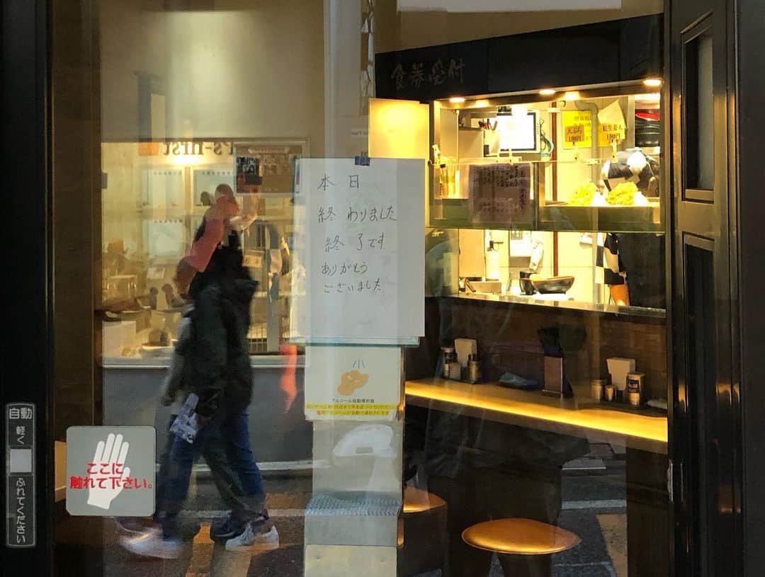 石井脩平さんのインスタグラム写真 - (石井脩平Instagram)「🍤 さようなら【 富士そば 下北沢店 】 　 南口商店街の門番として6年間ありがとう。 　 朝そば＆夕そばにようお世話なりました。 カレーフェス期間中に非参加店舗でミニカレーセット食べました。 　 　 🍲 最初の方の写真は一昨日ぐらい金曜の夜中の写真なんですけど、今日のお昼過ぎぐらいに（最後とラス前の写真）お別れそばで締めくくろうか思て行ってみたら、もう食材無くなったみたいで、電気も消して予定より早く完全閉店してはりました。 淋しいなぁ。 　 　 ここ数ヶ月だけでも下北沢のお店がバタバタ各地ですごい勢いで閉店されてる。 色んな事情があるのも知ってるし仕方ないんですけど、淋しいもんは淋しいですよねぇ。 淋しいなぁ。 淋しい熱帯魚やなぁ。 　 　 🍢 7年ぐらい前に僕と同じくシモキタホリックの同期の芸人と 「なんでも揃ってるこの下北沢の街に今無くてできたら嬉しいチェーン店って何やろか？」 みたいな会話をしてた時に、堂々の１位に輝いたのが【富士そば】でした。 　 　 その会話の数ヶ月後に、奇跡的に南口商店街の入口の時計眼鏡屋さんの跡地にオープンしたのが、この【富士そば 下北沢店】でした。 僕らは驚愕＆感激しました。 　 　 トイレの場所は変やったけど、看板の写真はガラケーの画素数やったけど、それらも全部含め、色んな思い出の詰まった大好きな【富士そば】でした。 　 ありがとう。 お疲れ様でした。 　 　 　 #富士そば #富士そば下北沢店 　 #諸行無常 #淋しい熱帯魚 　 #shimokitazawa #ボクらの街下北沢」10月15日 22時19分 - presidentchan141