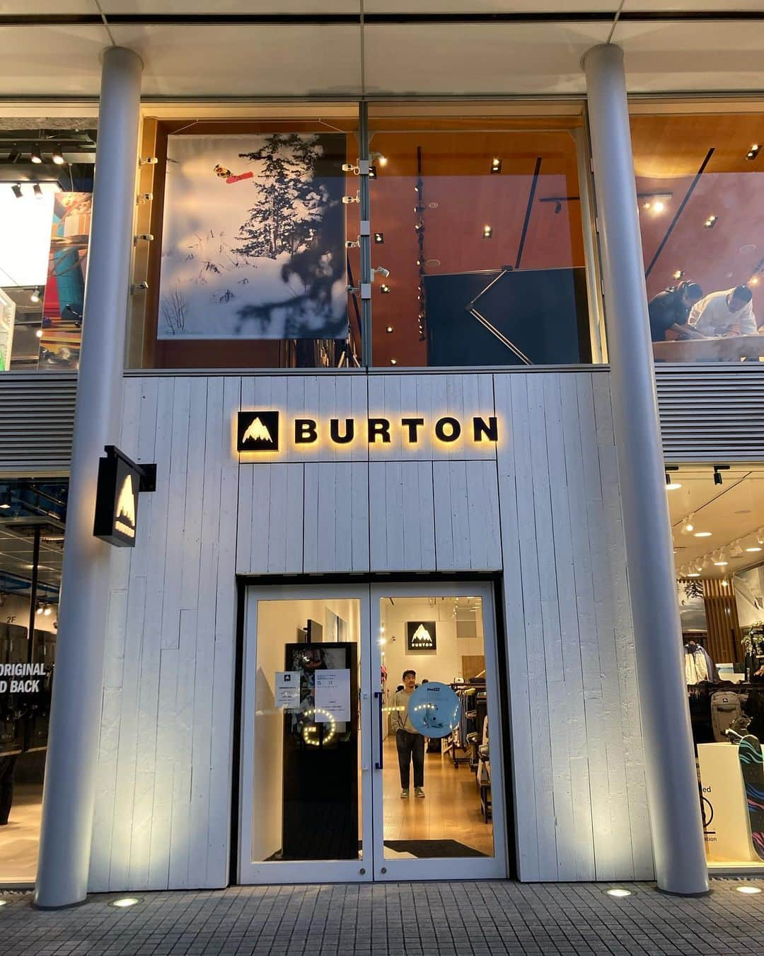 松崎夕さんのインスタグラム写真 - (松崎夕Instagram)「@burtonjapan   AGローンチ&BlooomプレミアイベントにてDJ🏂有難うございました。  w/ @mcalee さん アリーさんがいると とてもハッピーな空間に✨笑顔が絶えない現場でした♩  #Burton #DesignUnlikelyFutures #Snowboarding」10月15日 22時12分 - djyoumatsuzaki