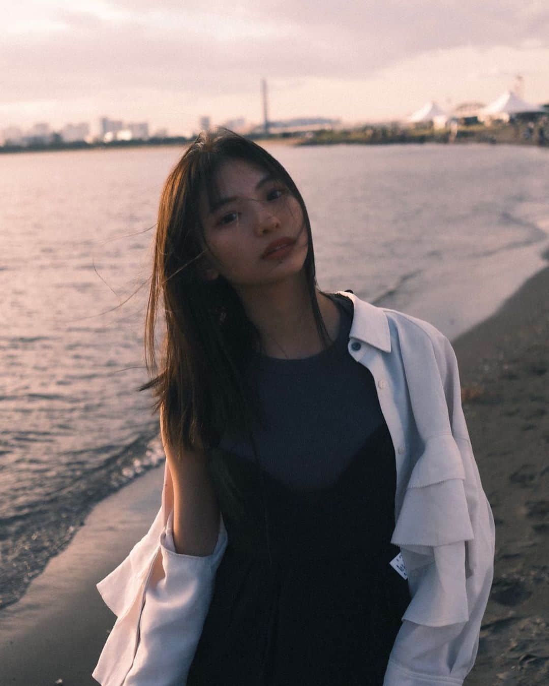 のインスタグラム：「こんばんは。れんれんです。  なんだか久しぶりに雨がふってましたねえ☔  傘をさすのは嫌いだけど、窓からみる雨はすき。  📸 @cine_emuke.jp さん  #プラチナムプロダクション #被写体モデル #被写体 #フィルムカメラ #film #filmphotography #filmcamera #model」