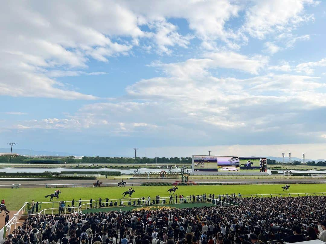 岡部玲子のインスタグラム：「今日はグリーンチャンネル🏇 中央競馬全レース中継📺の中で 秋華賞dayの京都競馬場から リポート🎤をさせて頂きました✨  いやぁ…凄いものを見させて頂きました🥹✨  不安定なお天気の 京都競馬場でしたが メインレースのパドックには明るい光が‼️  本馬場入場の時には 太陽の光がコースを照らし なんだか別世界に来たような 神々しい雰囲気に包まれておりました✨  あの3〜4コーナーのゾクゾク感は 絶対忘れないだろうな🥹  史上7頭目の3冠牝馬誕生🏇✨  レース後 涙をこらえて話してくださった 川田騎手のインタビューからも これまでの思いが感じられて 選ばれた一言一言がとっても素敵でした🥹  素晴らしい瞬間に立ち会わせて頂き 私にとっても最高の1日に🥹✨  グリーンチャンネルをご視聴頂きました皆様✨ ありがとうございました☺️  また土曜日に🏇お会いしましょう☺️  #岡部玲子 #タレント　#レポーター　#競馬　#競馬キャスター　#秋華賞　#三冠牝馬 #牝馬三冠 #歴史的瞬間　#ありがとう　#グリーンチャンネル」