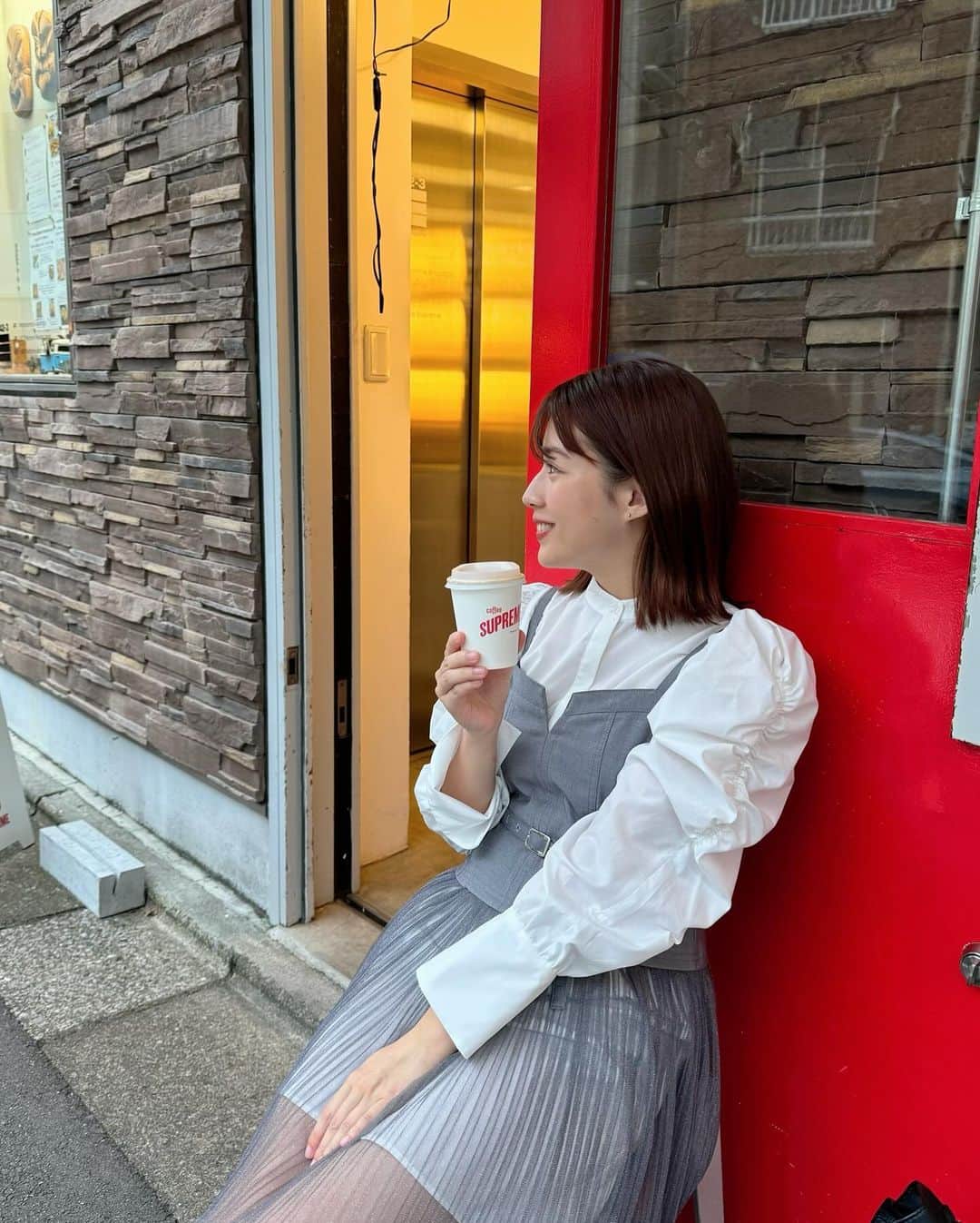 田中萌のインスタグラム：「* 今日は生放送、おやすみをいただきました😴 明日からまたよろしくお願いします🤲✨  妹が撮ってくれた一枚  #日曜日#cafe#coffee」