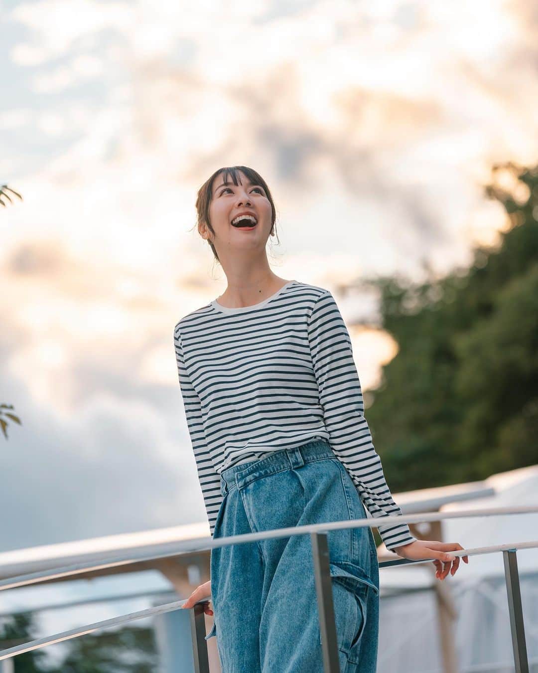 相場詩織のインスタグラム：「♡ にかほ市に8月1日にオープンした グランピング施設 99glam🏕️ @99glam.official   Instagramに写真を載せたら凄く反響があり "にかほ市にこんな素敵な施設が出来たんだね！"と 個別にも沢山ご連絡をいただきました☺️✨  この日はいつにも増してゆっくり深呼吸したくなる自然豊かな空間で、秋の訪れを全身で感じてきました🍂  私のおすすめポイントは  ☑️疲れた心を癒してくれる自然と空間 ☑️隣接施設の温泉(露天風呂付き)に入れる ☑️BBQで秋田県の美味しい食材を堪能出来る ☑️テント内がお洒落で可愛い  私がお邪魔した時は曇り空で時々雨が降っていたのですが(テントに落ちる雨音が風情があってそれはそれで素敵でした✨) お天気によっては満天の星空も見えるのかなとまた足を運びたくなりました🥰  美味しいごはんを食べながら リラックス出来る音楽をかけて (スピーカー付きです🔈) 大好きな人たちと過ごす最高の時間✨  ペアチケットが当たるキャンペーンを しているみたいなので 皆さん是非アカウントをフォローして のぞいてみて下さいね🫶❤️  #グランピング #キャンプ #BBQ #温泉 #秋田 #にかほ市 #東北旅 #PR」