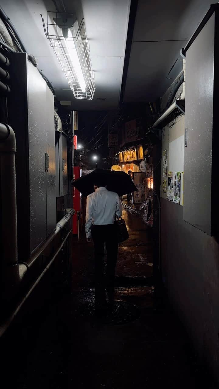 Kaiのインスタグラム：「Walking alone at night in Tokyo  - Shot from a tiny alleyway in Kitasenju, Tokyo.  #tokyo #japan #nostalgic」