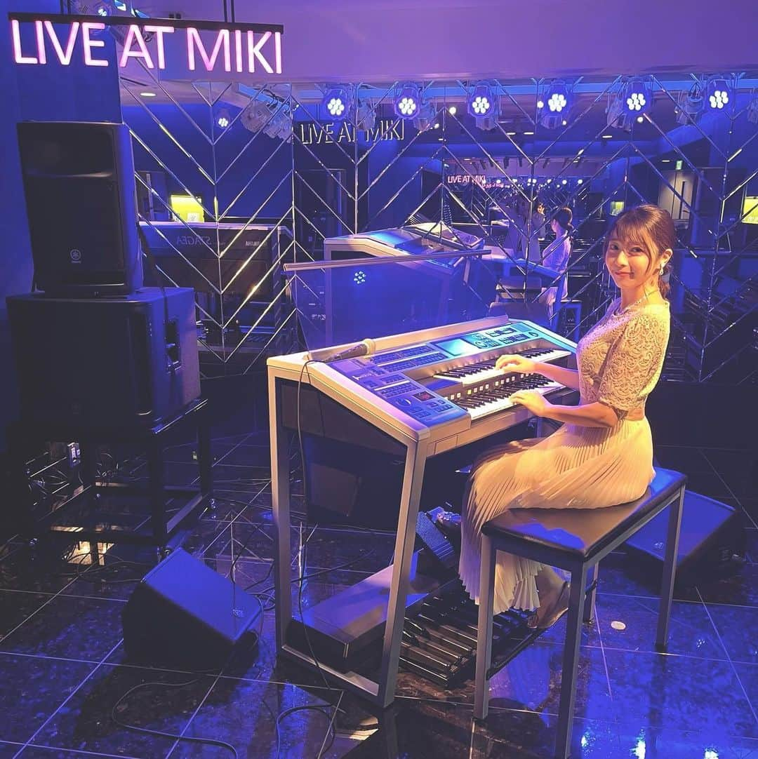 小椋寛子のインスタグラム：「LIVE AT MIKI🎹 三木楽器心斎橋店サロンで 会員様向けコンサート😊 ありがたいことに満員でした🥹✨ 聴いてくださった皆さんありがとうございました☺️ 小さいお友達とお話できて嬉しかったです🥰  #エレクトーン #三木楽器 さん #三木楽器心斎橋店 さん #心斎橋 #ヤマハ音楽教室 #エレクトーンデモンストレーター #エレクトーン演奏 #エレクトーン奏者 #デモンストレーター #演奏会」