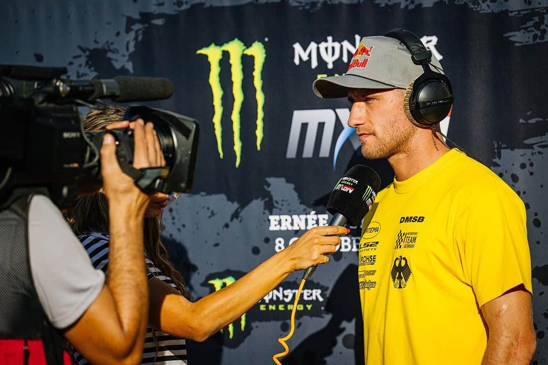 ケン・ロックゼンのインスタグラム：「I had no clue what i was being asked because it was soooo loud at the team presentation. I just started talking about something 😂」