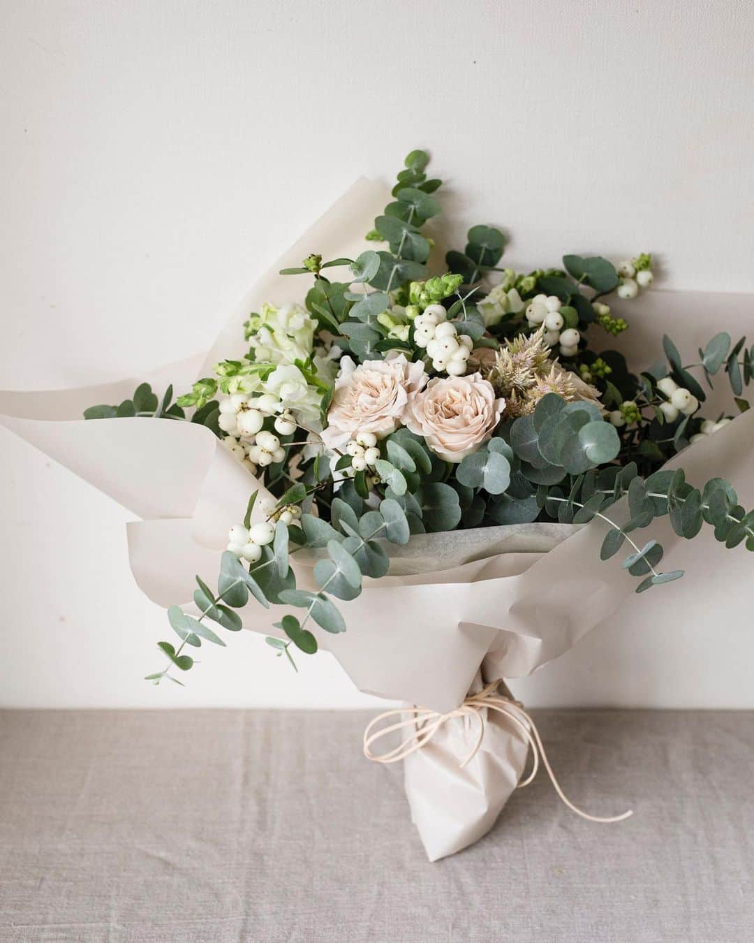増田由希子さんのインスタグラム写真 - (増田由希子Instagram)「Pretty bunch ready for delivery.💐 #bouquet #rose #roses  優しく淡い色合いを選ばせて頂きました。花束のご依頼をありがとうございました。 #オーダーブーケ #花束 #シンフォリカルポス」10月15日 22時23分 - nonihana_