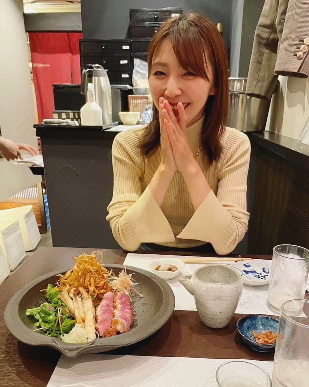 橋本真衣のインスタグラム：「. ちょっと帰省させてもらい 学生時代の友人と🤗 鴨と日本酒と思い出話 最高❤️ . . #いつかの大阪#数年飲めなかった反動か#中継で飲んでるからか#お酒がおいしい」