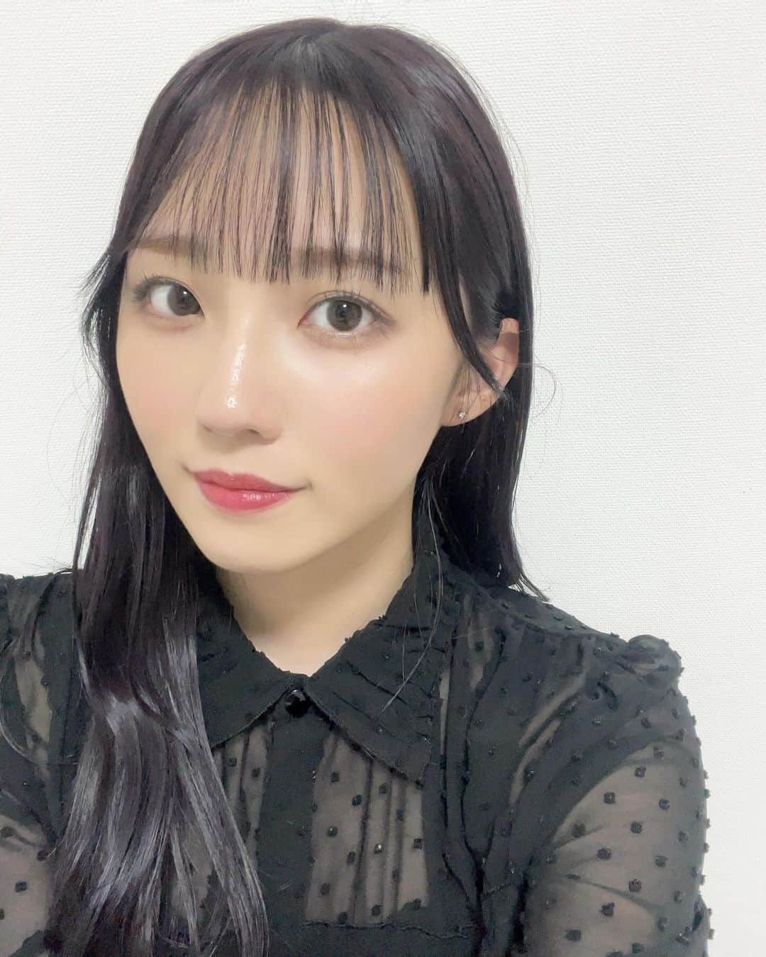 川平朱莉のインスタグラム：「6年近く悩んでようやくピアスあけました🫶🏻  穴開けるのが怖すぎてながーーーく悩んでたけど、既に違和感全くなくて頭痛もないしもっと早く開ければよかったあと🫠💭  いま持ってるイヤリングは全部ピアスにDIY予定 　 　 　 　 　 　 　 　 　  #ピアス#初ピアス#ファーストピアス #pierce#アクセサリー#accessory #美容 #美容デイ#美容day」