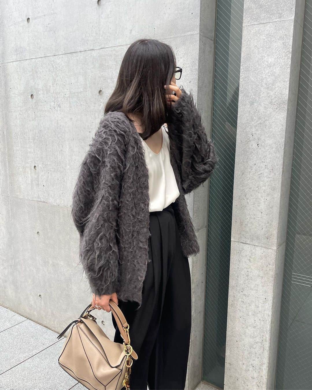大坪はるらのインスタグラム：「ootd❤︎  cardigan @snidel_official  tops @bananarepublic_jp  pants @didot.showroom  bag @loewe   まだ少し暖かかった日のコーデ 今季のSNIDEL 好きな物多いです。❤︎」