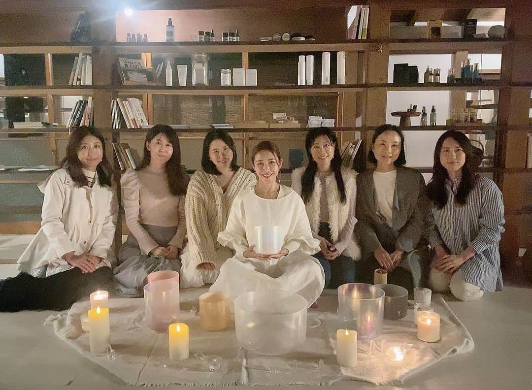 長谷川朋美さんのインスタグラム写真 - (長谷川朋美Instagram)「天秤座新月のクリスタルサウンドヒーリング会を開催しました🌑  天秤座新月×金環日食で 新月のパワーがより一層強まっています😌  天秤座は、愛や美、調和やコミュニケーション パートナーシップなど✨  実は私、天秤座です👩  今日は天秤座っぽいボウルのセレクトをし コシチャイムも天秤座のエレメント 風をチョイス。  約40分の演奏の後は みんなでクレンズジュースを飲みながら 新月ワークとシェアタイム。  穏やかな優しい時間を皆さまと共にできて 凄く素敵な新月の日を過ごせました😌  ありがとうございます♡  新月のたびにサウンドヒーリングの イベントを開催しています。  来月は11月13日16-17時に葉山の森戸海岸にて、 12月13日17-18時半は今回と同じく @eatyogastudio にて。  11月のお申し込みは本日より開始しました✨  お申し込みは、プロフィールリンクよりどうぞ😌  12月のお申し込みは、直接 @eatyogastudio に DMください♡  ※ちなみにeat yogaは私が大好きなカフェで 今日はみんなで限定のvegan坦々麺も 食べたのですが凄くおいしかったー❤️  #天秤座 #新月 #newmoon #天秤座新月 #クレンズジュース #ジュースクレンズ #新月の願い事 #クリスタルボウル #soundhealing #soundbath #サウンドヒーリング #サウンドバス #crystals #crystalbowls #vegan #コシチャイム」10月15日 22時24分 - hasegawa.elena.tomomi