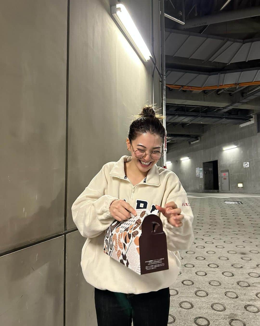 のインスタグラム：「ーーーーーーーーーーーーーーー マネさんと一緒に GENIC teamでたべる ポンデリングを10個買いました🍩  ここでもんだいです。 何も見ずにお答えください。  ポンデリングは 小さい丸が連なってできていますが そのひとかけらは何個でしょう？(՞•֊•՞)  そして、 それを10個買った場合、 ひとかけらは全部でいくつになるでしょう(՞•֊•՞)  さあお答えください。 答え合わせは、明日します。  #nu_nootd #outfits #bape #studior330 #sdgs #atmos #puma #nike #misterdonut」
