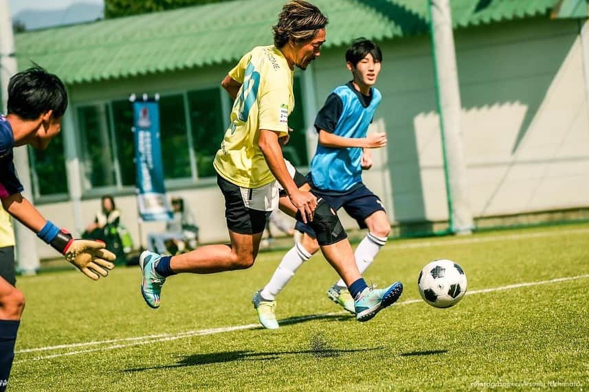 石川直宏さんのインスタグラム写真 - (石川直宏Instagram)「【NAO’s FARM CUP2023 開催】  正直縁も所縁なかった長野県飯綱町でスタートした農への取り組み。  コロナ禍での想いの共有・繋がり・アクションから3年。  3年前に想像もしていなかった景色がここにはありました。  今までサッカーを通じてたくさんの事を学ばせてもらいました。  今は農を通じてたくさんの事を学ばせてもらっています。  これまでの、そして今現在の重なりがあっての景色。  これからどんな景色が共に観られるのか。  分からないから難しいけど、分からないから楽しいんです。  これまで、今、これからの重なりを自分らしくチャレンジしながら生み、Only Oneの器を創り、彩っていきたいと思います。  感謝🤝 . . .  以下、みみずやFacebookページより↓  Day 2 :10月14日(土)  気持ちの良い秋晴れの中、第一回NAO’s FARM CUP2023を無事開催することができました。  「NAO’s FARM」の活動に賛同したアスリート、企業、地域のボランティアの方々、そして参加者の方々。 総勢250名ほどがいいづなコネクトWESTに集まりました。  大きな事故なくイベントが開催できたこと。 そして、この機会を通じて多くの交流や共創が生まれ、第二回やファームの活動自体への期待の声もたくさんいただいたこと。  まずはこの場をお借りして、関係者の皆さま、参加者の皆さまに感謝申し上げます。  本当にありがとうございました！  ーーーーーー  【参加アスリート】 #石川直宏  #田中隼磨 #泊志穂 #谷口博之 #中澤聡太 #藤田泰成 #家木大輔  【クリニック参加者】 飯綱町内外より小学生54名と保護者の皆さま  【サッカー大会参加者】 飯綱・高山中、飯綱レジェンズ、チームMIX(個サル参加)  【企業協賛】 #株式会社ベーステック #LOVECHROM（株式会社YC・Primarily） #VISIONARYATHELETE（株式会社ジャパン・スポーツ・プロモーション） #株式会社サフィックス #EMPRORiskManagement株式会社 #株式会社タイコー #バイオシードテクノロジーズ株式会社 #ホクト株式会社 #相馬商事株式会社 #エムケー株式会社 #株式会社麻場 #株式会社NORINA #株式会社ツチクラ住建 #株式会社カンマッセいいづな  【物品協賛】 #JAながの 　⇨賞品：シャインマスカット #東部ケミカル株式会社 　⇨参加賞：おしぼり #ATHLETERUN（株式会社タイコー） 　⇨アスリート着用：スポーツ靴下 　⇨参加賞：リストバンド  【小口協賛】 #東部ケミカル株式会社 #株式会社日本トリム #長野信用金庫 谷川 雄亮 様 西澤 賢 様 小林 元郎 様 中田 仁之様  【協力団体】 合同会社あやとり 陶工房赤塩 寺子屋TANQ 飯綱町の皆さま  【出店】 しなの地鶏 EMPRO Risk Management株式会社 相馬商事株式会社 株式会社日本トリム The遊友団  【企画・運営】 株式会社みみずや The遊友団  ※法人名は敬称略にて紹介させていただきます。」10月15日 22時25分 - sgss.18