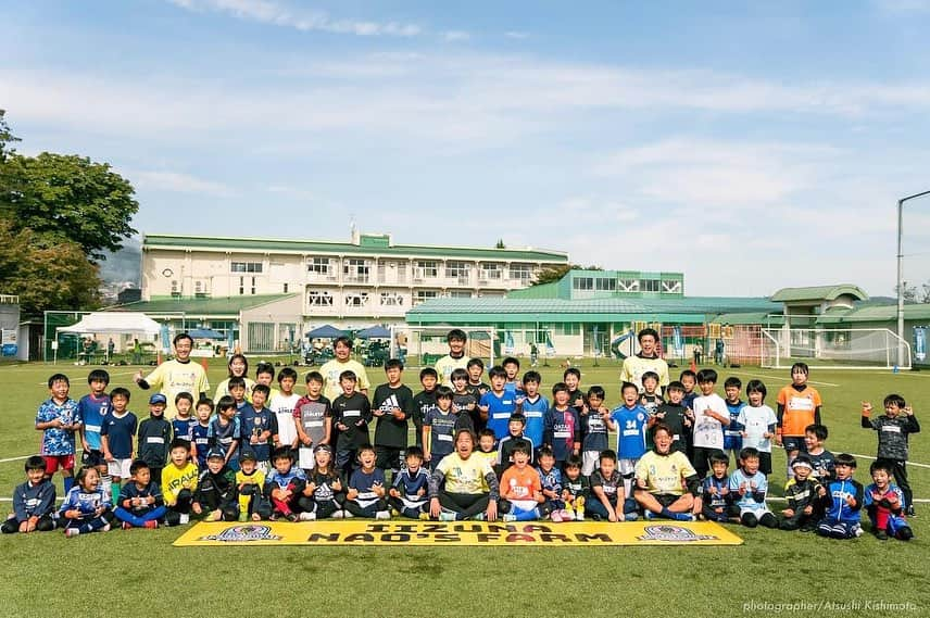 石川直宏さんのインスタグラム写真 - (石川直宏Instagram)「【NAO’s FARM CUP2023 開催】  正直縁も所縁なかった長野県飯綱町でスタートした農への取り組み。  コロナ禍での想いの共有・繋がり・アクションから3年。  3年前に想像もしていなかった景色がここにはありました。  今までサッカーを通じてたくさんの事を学ばせてもらいました。  今は農を通じてたくさんの事を学ばせてもらっています。  これまでの、そして今現在の重なりがあっての景色。  これからどんな景色が共に観られるのか。  分からないから難しいけど、分からないから楽しいんです。  これまで、今、これからの重なりを自分らしくチャレンジしながら生み、Only Oneの器を創り、彩っていきたいと思います。  感謝🤝 . . .  以下、みみずやFacebookページより↓  Day 2 :10月14日(土)  気持ちの良い秋晴れの中、第一回NAO’s FARM CUP2023を無事開催することができました。  「NAO’s FARM」の活動に賛同したアスリート、企業、地域のボランティアの方々、そして参加者の方々。 総勢250名ほどがいいづなコネクトWESTに集まりました。  大きな事故なくイベントが開催できたこと。 そして、この機会を通じて多くの交流や共創が生まれ、第二回やファームの活動自体への期待の声もたくさんいただいたこと。  まずはこの場をお借りして、関係者の皆さま、参加者の皆さまに感謝申し上げます。  本当にありがとうございました！  ーーーーーー  【参加アスリート】 #石川直宏  #田中隼磨 #泊志穂 #谷口博之 #中澤聡太 #藤田泰成 #家木大輔  【クリニック参加者】 飯綱町内外より小学生54名と保護者の皆さま  【サッカー大会参加者】 飯綱・高山中、飯綱レジェンズ、チームMIX(個サル参加)  【企業協賛】 #株式会社ベーステック #LOVECHROM（株式会社YC・Primarily） #VISIONARYATHELETE（株式会社ジャパン・スポーツ・プロモーション） #株式会社サフィックス #EMPRORiskManagement株式会社 #株式会社タイコー #バイオシードテクノロジーズ株式会社 #ホクト株式会社 #相馬商事株式会社 #エムケー株式会社 #株式会社麻場 #株式会社NORINA #株式会社ツチクラ住建 #株式会社カンマッセいいづな  【物品協賛】 #JAながの 　⇨賞品：シャインマスカット #東部ケミカル株式会社 　⇨参加賞：おしぼり #ATHLETERUN（株式会社タイコー） 　⇨アスリート着用：スポーツ靴下 　⇨参加賞：リストバンド  【小口協賛】 #東部ケミカル株式会社 #株式会社日本トリム #長野信用金庫 谷川 雄亮 様 西澤 賢 様 小林 元郎 様 中田 仁之様  【協力団体】 合同会社あやとり 陶工房赤塩 寺子屋TANQ 飯綱町の皆さま  【出店】 しなの地鶏 EMPRO Risk Management株式会社 相馬商事株式会社 株式会社日本トリム The遊友団  【企画・運営】 株式会社みみずや The遊友団  ※法人名は敬称略にて紹介させていただきます。」10月15日 22時25分 - sgss.18