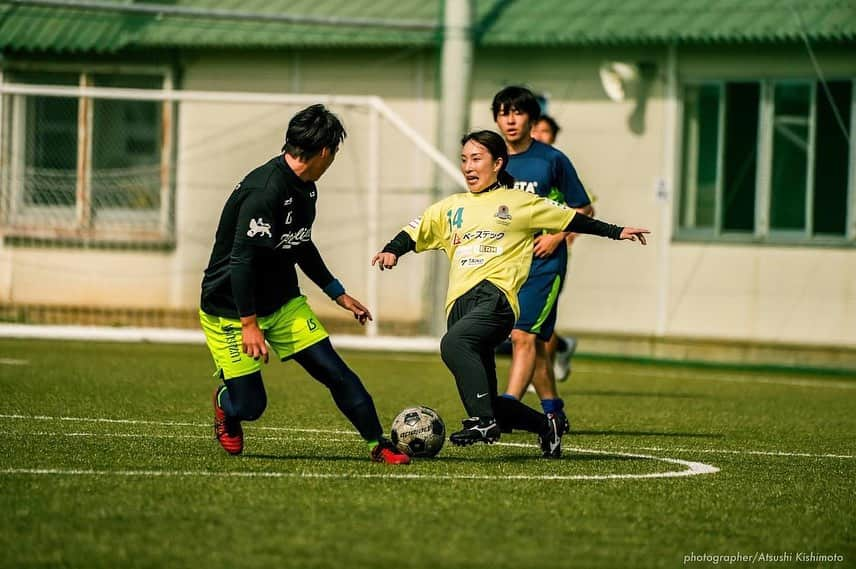 石川直宏さんのインスタグラム写真 - (石川直宏Instagram)「【NAO’s FARM CUP2023 開催】  正直縁も所縁なかった長野県飯綱町でスタートした農への取り組み。  コロナ禍での想いの共有・繋がり・アクションから3年。  3年前に想像もしていなかった景色がここにはありました。  今までサッカーを通じてたくさんの事を学ばせてもらいました。  今は農を通じてたくさんの事を学ばせてもらっています。  これまでの、そして今現在の重なりがあっての景色。  これからどんな景色が共に観られるのか。  分からないから難しいけど、分からないから楽しいんです。  これまで、今、これからの重なりを自分らしくチャレンジしながら生み、Only Oneの器を創り、彩っていきたいと思います。  感謝🤝 . . .  以下、みみずやFacebookページより↓  Day 2 :10月14日(土)  気持ちの良い秋晴れの中、第一回NAO’s FARM CUP2023を無事開催することができました。  「NAO’s FARM」の活動に賛同したアスリート、企業、地域のボランティアの方々、そして参加者の方々。 総勢250名ほどがいいづなコネクトWESTに集まりました。  大きな事故なくイベントが開催できたこと。 そして、この機会を通じて多くの交流や共創が生まれ、第二回やファームの活動自体への期待の声もたくさんいただいたこと。  まずはこの場をお借りして、関係者の皆さま、参加者の皆さまに感謝申し上げます。  本当にありがとうございました！  ーーーーーー  【参加アスリート】 #石川直宏  #田中隼磨 #泊志穂 #谷口博之 #中澤聡太 #藤田泰成 #家木大輔  【クリニック参加者】 飯綱町内外より小学生54名と保護者の皆さま  【サッカー大会参加者】 飯綱・高山中、飯綱レジェンズ、チームMIX(個サル参加)  【企業協賛】 #株式会社ベーステック #LOVECHROM（株式会社YC・Primarily） #VISIONARYATHELETE（株式会社ジャパン・スポーツ・プロモーション） #株式会社サフィックス #EMPRORiskManagement株式会社 #株式会社タイコー #バイオシードテクノロジーズ株式会社 #ホクト株式会社 #相馬商事株式会社 #エムケー株式会社 #株式会社麻場 #株式会社NORINA #株式会社ツチクラ住建 #株式会社カンマッセいいづな  【物品協賛】 #JAながの 　⇨賞品：シャインマスカット #東部ケミカル株式会社 　⇨参加賞：おしぼり #ATHLETERUN（株式会社タイコー） 　⇨アスリート着用：スポーツ靴下 　⇨参加賞：リストバンド  【小口協賛】 #東部ケミカル株式会社 #株式会社日本トリム #長野信用金庫 谷川 雄亮 様 西澤 賢 様 小林 元郎 様 中田 仁之様  【協力団体】 合同会社あやとり 陶工房赤塩 寺子屋TANQ 飯綱町の皆さま  【出店】 しなの地鶏 EMPRO Risk Management株式会社 相馬商事株式会社 株式会社日本トリム The遊友団  【企画・運営】 株式会社みみずや The遊友団  ※法人名は敬称略にて紹介させていただきます。」10月15日 22時25分 - sgss.18