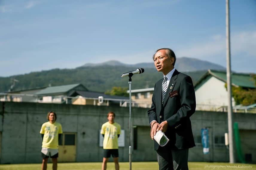 石川直宏さんのインスタグラム写真 - (石川直宏Instagram)「【NAO’s FARM CUP2023 開催】  正直縁も所縁なかった長野県飯綱町でスタートした農への取り組み。  コロナ禍での想いの共有・繋がり・アクションから3年。  3年前に想像もしていなかった景色がここにはありました。  今までサッカーを通じてたくさんの事を学ばせてもらいました。  今は農を通じてたくさんの事を学ばせてもらっています。  これまでの、そして今現在の重なりがあっての景色。  これからどんな景色が共に観られるのか。  分からないから難しいけど、分からないから楽しいんです。  これまで、今、これからの重なりを自分らしくチャレンジしながら生み、Only Oneの器を創り、彩っていきたいと思います。  感謝🤝 . . .  以下、みみずやFacebookページより↓  Day 2 :10月14日(土)  気持ちの良い秋晴れの中、第一回NAO’s FARM CUP2023を無事開催することができました。  「NAO’s FARM」の活動に賛同したアスリート、企業、地域のボランティアの方々、そして参加者の方々。 総勢250名ほどがいいづなコネクトWESTに集まりました。  大きな事故なくイベントが開催できたこと。 そして、この機会を通じて多くの交流や共創が生まれ、第二回やファームの活動自体への期待の声もたくさんいただいたこと。  まずはこの場をお借りして、関係者の皆さま、参加者の皆さまに感謝申し上げます。  本当にありがとうございました！  ーーーーーー  【参加アスリート】 #石川直宏  #田中隼磨 #泊志穂 #谷口博之 #中澤聡太 #藤田泰成 #家木大輔  【クリニック参加者】 飯綱町内外より小学生54名と保護者の皆さま  【サッカー大会参加者】 飯綱・高山中、飯綱レジェンズ、チームMIX(個サル参加)  【企業協賛】 #株式会社ベーステック #LOVECHROM（株式会社YC・Primarily） #VISIONARYATHELETE（株式会社ジャパン・スポーツ・プロモーション） #株式会社サフィックス #EMPRORiskManagement株式会社 #株式会社タイコー #バイオシードテクノロジーズ株式会社 #ホクト株式会社 #相馬商事株式会社 #エムケー株式会社 #株式会社麻場 #株式会社NORINA #株式会社ツチクラ住建 #株式会社カンマッセいいづな  【物品協賛】 #JAながの 　⇨賞品：シャインマスカット #東部ケミカル株式会社 　⇨参加賞：おしぼり #ATHLETERUN（株式会社タイコー） 　⇨アスリート着用：スポーツ靴下 　⇨参加賞：リストバンド  【小口協賛】 #東部ケミカル株式会社 #株式会社日本トリム #長野信用金庫 谷川 雄亮 様 西澤 賢 様 小林 元郎 様 中田 仁之様  【協力団体】 合同会社あやとり 陶工房赤塩 寺子屋TANQ 飯綱町の皆さま  【出店】 しなの地鶏 EMPRO Risk Management株式会社 相馬商事株式会社 株式会社日本トリム The遊友団  【企画・運営】 株式会社みみずや The遊友団  ※法人名は敬称略にて紹介させていただきます。」10月15日 22時25分 - sgss.18