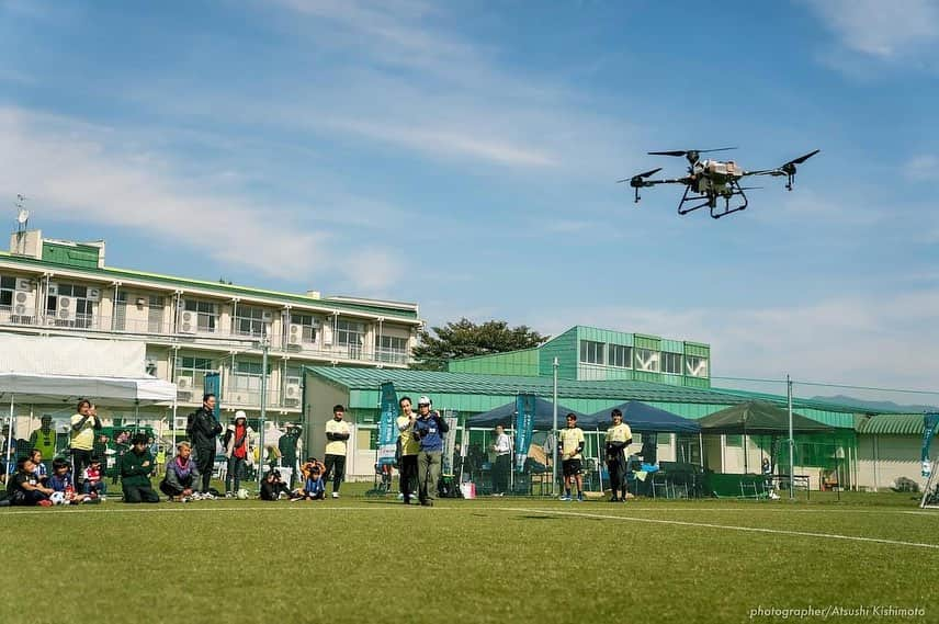 石川直宏さんのインスタグラム写真 - (石川直宏Instagram)「【NAO’s FARM CUP2023 開催】  正直縁も所縁なかった長野県飯綱町でスタートした農への取り組み。  コロナ禍での想いの共有・繋がり・アクションから3年。  3年前に想像もしていなかった景色がここにはありました。  今までサッカーを通じてたくさんの事を学ばせてもらいました。  今は農を通じてたくさんの事を学ばせてもらっています。  これまでの、そして今現在の重なりがあっての景色。  これからどんな景色が共に観られるのか。  分からないから難しいけど、分からないから楽しいんです。  これまで、今、これからの重なりを自分らしくチャレンジしながら生み、Only Oneの器を創り、彩っていきたいと思います。  感謝🤝 . . .  以下、みみずやFacebookページより↓  Day 2 :10月14日(土)  気持ちの良い秋晴れの中、第一回NAO’s FARM CUP2023を無事開催することができました。  「NAO’s FARM」の活動に賛同したアスリート、企業、地域のボランティアの方々、そして参加者の方々。 総勢250名ほどがいいづなコネクトWESTに集まりました。  大きな事故なくイベントが開催できたこと。 そして、この機会を通じて多くの交流や共創が生まれ、第二回やファームの活動自体への期待の声もたくさんいただいたこと。  まずはこの場をお借りして、関係者の皆さま、参加者の皆さまに感謝申し上げます。  本当にありがとうございました！  ーーーーーー  【参加アスリート】 #石川直宏  #田中隼磨 #泊志穂 #谷口博之 #中澤聡太 #藤田泰成 #家木大輔  【クリニック参加者】 飯綱町内外より小学生54名と保護者の皆さま  【サッカー大会参加者】 飯綱・高山中、飯綱レジェンズ、チームMIX(個サル参加)  【企業協賛】 #株式会社ベーステック #LOVECHROM（株式会社YC・Primarily） #VISIONARYATHELETE（株式会社ジャパン・スポーツ・プロモーション） #株式会社サフィックス #EMPRORiskManagement株式会社 #株式会社タイコー #バイオシードテクノロジーズ株式会社 #ホクト株式会社 #相馬商事株式会社 #エムケー株式会社 #株式会社麻場 #株式会社NORINA #株式会社ツチクラ住建 #株式会社カンマッセいいづな  【物品協賛】 #JAながの 　⇨賞品：シャインマスカット #東部ケミカル株式会社 　⇨参加賞：おしぼり #ATHLETERUN（株式会社タイコー） 　⇨アスリート着用：スポーツ靴下 　⇨参加賞：リストバンド  【小口協賛】 #東部ケミカル株式会社 #株式会社日本トリム #長野信用金庫 谷川 雄亮 様 西澤 賢 様 小林 元郎 様 中田 仁之様  【協力団体】 合同会社あやとり 陶工房赤塩 寺子屋TANQ 飯綱町の皆さま  【出店】 しなの地鶏 EMPRO Risk Management株式会社 相馬商事株式会社 株式会社日本トリム The遊友団  【企画・運営】 株式会社みみずや The遊友団  ※法人名は敬称略にて紹介させていただきます。」10月15日 22時25分 - sgss.18