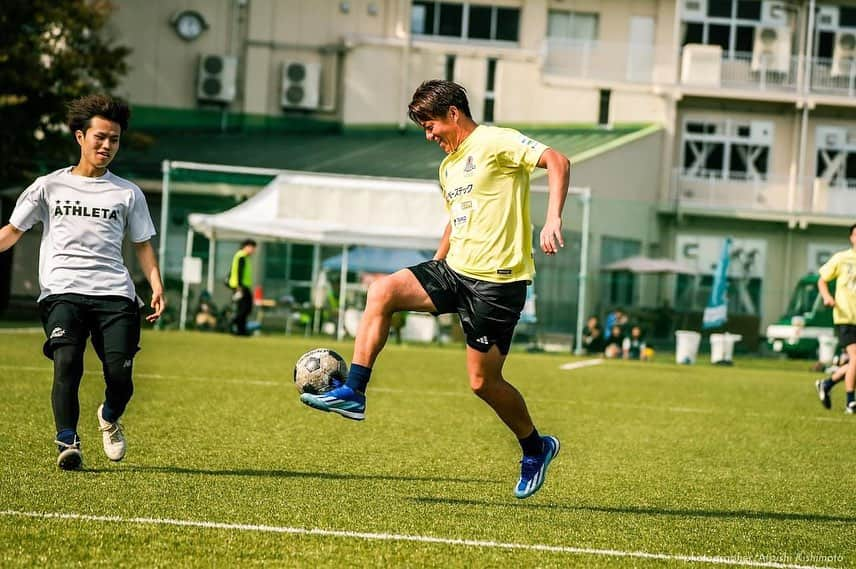 石川直宏さんのインスタグラム写真 - (石川直宏Instagram)「【NAO’s FARM CUP2023 開催】  正直縁も所縁なかった長野県飯綱町でスタートした農への取り組み。  コロナ禍での想いの共有・繋がり・アクションから3年。  3年前に想像もしていなかった景色がここにはありました。  今までサッカーを通じてたくさんの事を学ばせてもらいました。  今は農を通じてたくさんの事を学ばせてもらっています。  これまでの、そして今現在の重なりがあっての景色。  これからどんな景色が共に観られるのか。  分からないから難しいけど、分からないから楽しいんです。  これまで、今、これからの重なりを自分らしくチャレンジしながら生み、Only Oneの器を創り、彩っていきたいと思います。  感謝🤝 . . .  以下、みみずやFacebookページより↓  Day 2 :10月14日(土)  気持ちの良い秋晴れの中、第一回NAO’s FARM CUP2023を無事開催することができました。  「NAO’s FARM」の活動に賛同したアスリート、企業、地域のボランティアの方々、そして参加者の方々。 総勢250名ほどがいいづなコネクトWESTに集まりました。  大きな事故なくイベントが開催できたこと。 そして、この機会を通じて多くの交流や共創が生まれ、第二回やファームの活動自体への期待の声もたくさんいただいたこと。  まずはこの場をお借りして、関係者の皆さま、参加者の皆さまに感謝申し上げます。  本当にありがとうございました！  ーーーーーー  【参加アスリート】 #石川直宏  #田中隼磨 #泊志穂 #谷口博之 #中澤聡太 #藤田泰成 #家木大輔  【クリニック参加者】 飯綱町内外より小学生54名と保護者の皆さま  【サッカー大会参加者】 飯綱・高山中、飯綱レジェンズ、チームMIX(個サル参加)  【企業協賛】 #株式会社ベーステック #LOVECHROM（株式会社YC・Primarily） #VISIONARYATHELETE（株式会社ジャパン・スポーツ・プロモーション） #株式会社サフィックス #EMPRORiskManagement株式会社 #株式会社タイコー #バイオシードテクノロジーズ株式会社 #ホクト株式会社 #相馬商事株式会社 #エムケー株式会社 #株式会社麻場 #株式会社NORINA #株式会社ツチクラ住建 #株式会社カンマッセいいづな  【物品協賛】 #JAながの 　⇨賞品：シャインマスカット #東部ケミカル株式会社 　⇨参加賞：おしぼり #ATHLETERUN（株式会社タイコー） 　⇨アスリート着用：スポーツ靴下 　⇨参加賞：リストバンド  【小口協賛】 #東部ケミカル株式会社 #株式会社日本トリム #長野信用金庫 谷川 雄亮 様 西澤 賢 様 小林 元郎 様 中田 仁之様  【協力団体】 合同会社あやとり 陶工房赤塩 寺子屋TANQ 飯綱町の皆さま  【出店】 しなの地鶏 EMPRO Risk Management株式会社 相馬商事株式会社 株式会社日本トリム The遊友団  【企画・運営】 株式会社みみずや The遊友団  ※法人名は敬称略にて紹介させていただきます。」10月15日 22時25分 - sgss.18