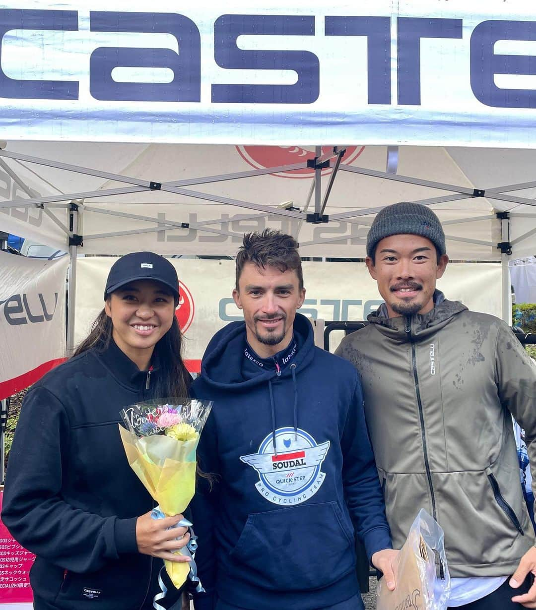 平良エレアのインスタグラム：「JAPAN CUP 2023🇯🇵  皆さんcastelliブースに遊びに来て頂き ありがとうございました🙇  初めてのJAPAN CUPは世界のプロトップチームでもある スーダルクイックステップ🐺の撮影に入らせてもらい 選手達とより近い距離で動けて 思い出たくさんの2日間でした🙏  私がこんなところに居ていいのかと終始ソワソワでしたが 本当に素晴らしい経験をさせて頂きました😭💓  アラフィリップ選手からは山岳賞でもらった花束を For you💐ってサラッと渡されて時が止まった🥶  しばらくは余韻に浸らせて頂きます🫡✨  この2日間疲れるほどに充実して楽しかったし 宇都宮餃子🥟もたくさん食べれて幸せでした😋  #japancup #ジャパンカップ #カステリ #castelli #castellicycling」