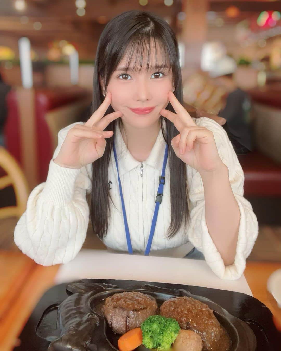 新垣優香さんのインスタグラム写真 - (新垣優香Instagram)「さわやかハンバーグめっちゃ美味しかった😋😋😋 #この写真は誰が撮ったでしょーか？#無事卒業したら正解発表します#明日からテストあるけど頑張る#縦列駐車難しかった#グラビアアイドル#新垣優香」10月15日 22時35分 - aragaki_yuka