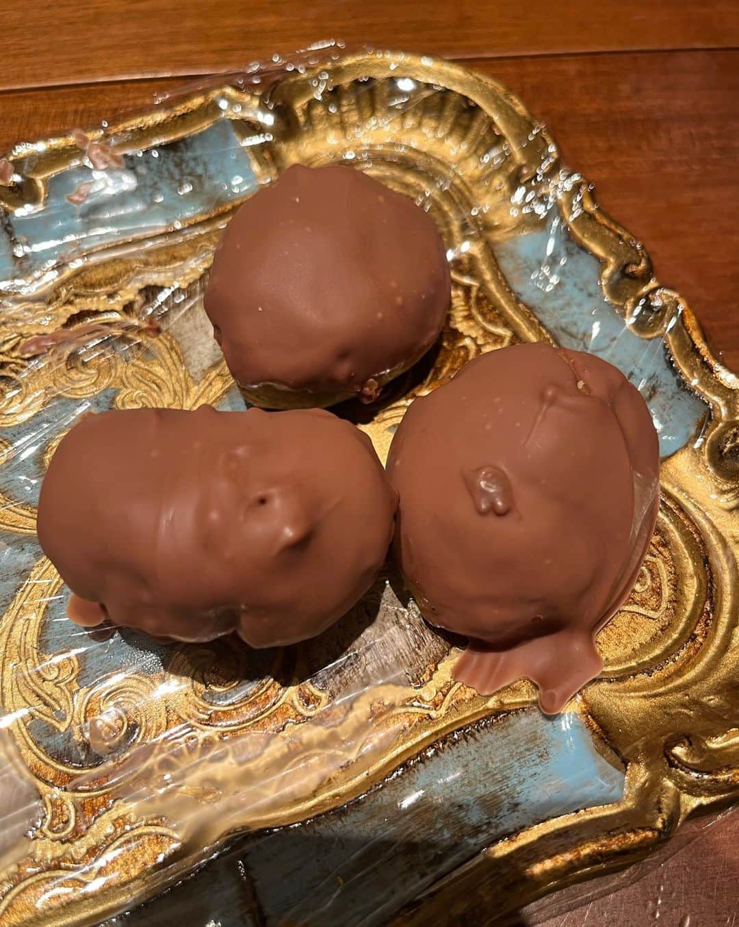 工藤静香さんのインスタグラム写真 - (工藤静香Instagram)「今が旬の栗🌰 大粒の栗を見る度に気になっていたキッチンツール。 3回目のチラ見で購入してしまいました。　 包丁で剥くより遥かに簡単です。 折角のまん丸栗なので、チョコレートをかけてデザートにしてみました！」10月15日 22時36分 - kudo_shizuka
