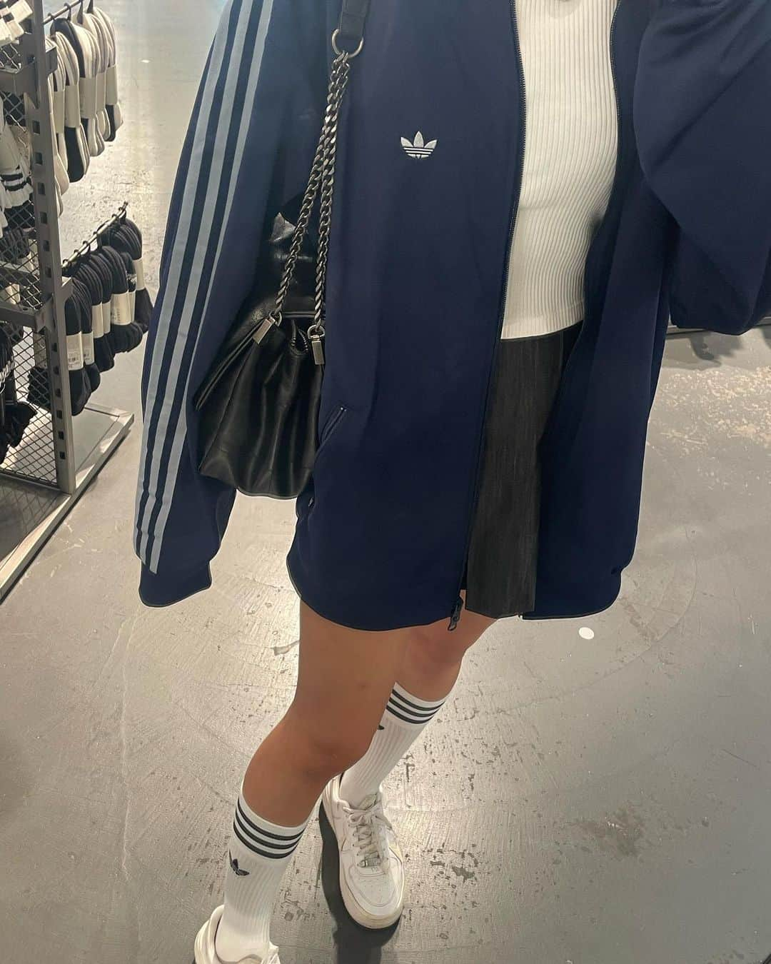 岩間妃南子さんのインスタグラム写真 - (岩間妃南子Instagram)「・ ・ ・ adidasジャージ⛰️💙 ・ ・ ・ #adidas #アディダス #adidasジャージ #アディダスコーデ #ジャージコーデ #スポーティーコーデ」10月15日 22時28分 - hinako.1116