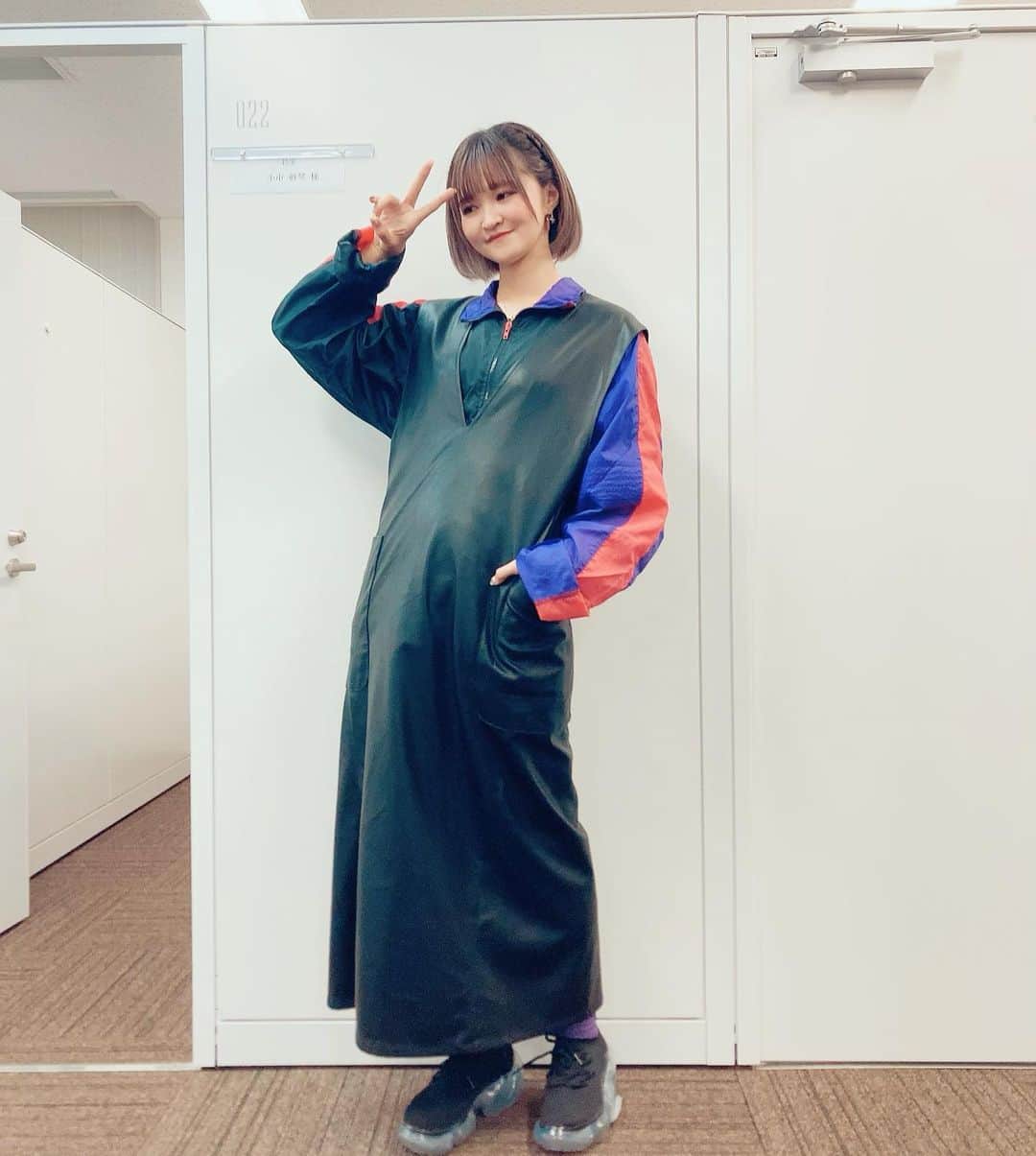 小市眞琴のインスタグラム：「本日の衣装🐬 ドルフィンウェーブ1周年記念番組に出演させて頂きました！ おめでとうございます！ 衣装はCVを担当させて頂いております麻汐ちゃんイメージ #ドルウェブ #ドルウェブ1周年」