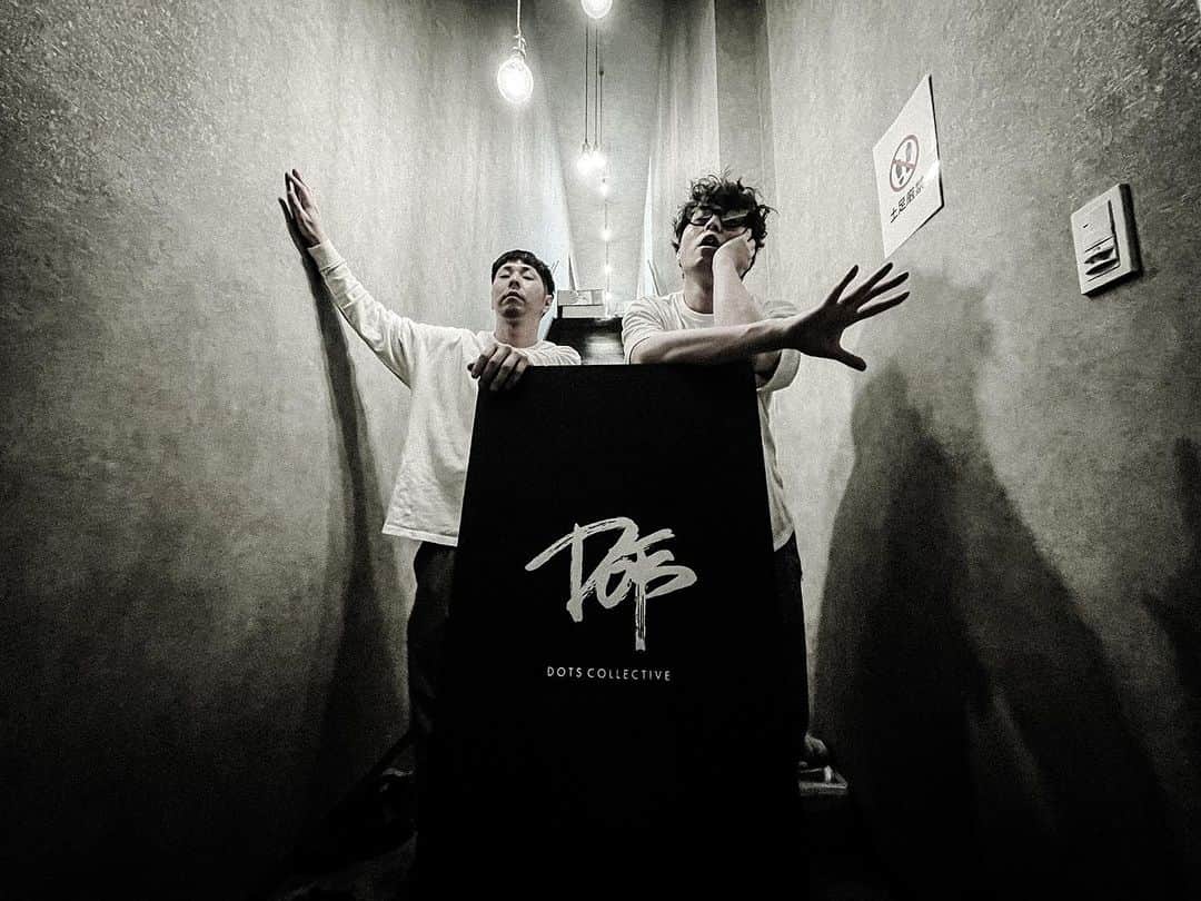 AG（エイジ）のインスタグラム：「広島来れて良かった 皆ありがとう 次はライブで来たいなー！ . @dotscollective_official   初の広島での展示会 ありがとうございました！  ※次の展示会は福岡！  DOTS COLLECTIVE 6th Exhibition [Girl with a Monogram] ■入場無料■ AG / HIDE 在廊予定 ■福岡 10/21(SAT) 12:00-20:00 10/22(SUN) 12:00-20:00 other  〒810-0014 福岡県福岡市中央区平尾5-4-33」