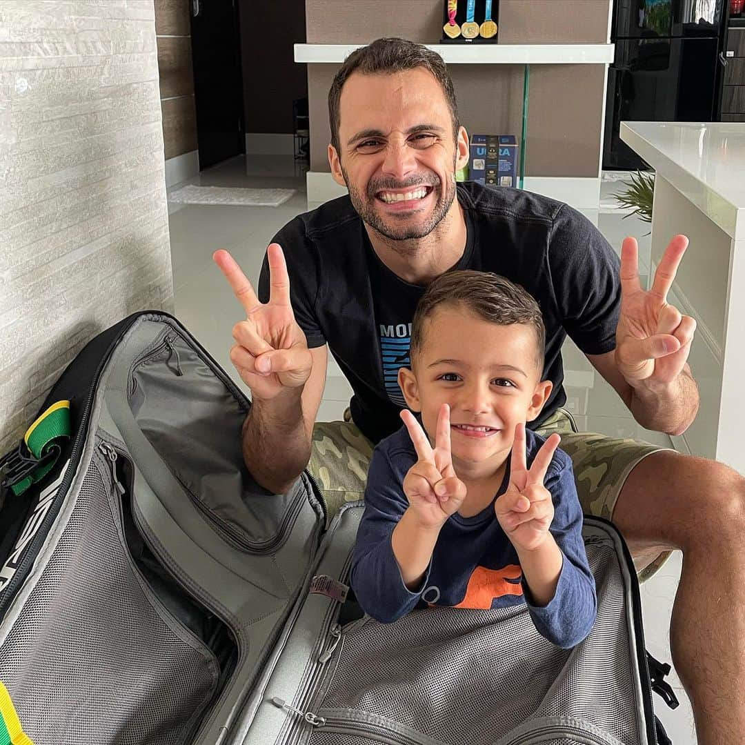 レオナルド・ジ・デウスのインスタグラム：「PARTIU ARRUMAR A MALA COM O MELHOR DE MIM!!! Dessa vez o @theo_dedeus vai ver o papai nadando pela 1º VEZZZZ!!!! 💙🤩」