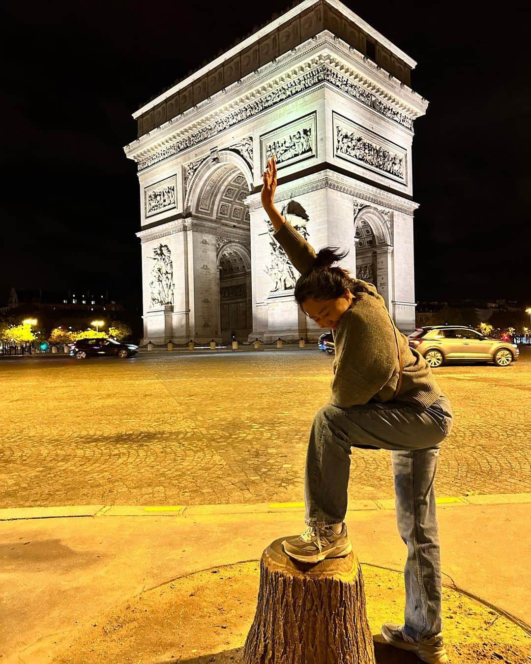 王君萍さんのインスタグラム写真 - (王君萍Instagram)「巴黎快閃落幕🇫🇷 這次講好聽是帶朋友來玩 實際上是滿足我的亞洲胃 我很用力的吃飽喝足，療癒了身心靈💜  因為我沒有帶老公孩子 是和朋友的小放風之旅 想去哪~就去哪~ 讓我意外發現了巴黎夜晚的另一種美🤩 平常的街道、凱旋門、巴黎鐵塔，都有不同的味道✨ 餐廳和酒吧的門也像任意門一樣 只要推開，就帶你到不同空間 外面是剛才走過的巴黎街頭 隔一扇門內的亞洲餐廳卻聽到大家都講中文 連背景音樂跟裝潢都很道地 讓我感覺像穿越一樣好奇妙🤣 想和朋友去小酌一杯 推開酒吧門，立馬又穿梭到不同國家 處處充滿驚喜。  雖然每次來巴黎都很羨慕住在這的人 有這麼多亞洲美食可以選 但可以久久來充電一次也很幸福 現在在回家的路上! 準備回去面對三個直男 正好明天是週一 超級媽咪也準備上工了💪🏻😍  這次飯店選在凱旋門附近讓我們可以走路就能去很多地方，很方便。 📍 Elysées Ceramic, Paris  美食餐廳：Le Régal 約吧 📍101 Rue de Charonne, 75011 Paris 餐廳：巴香宴語 📍 35 Rue de Rivoli, 75004 Paris 餐廳：XiaoLongKan 小龙坎  📍 8 Rue Saint-Marc, 75002 Paris」10月15日 22時31分 - ping7446