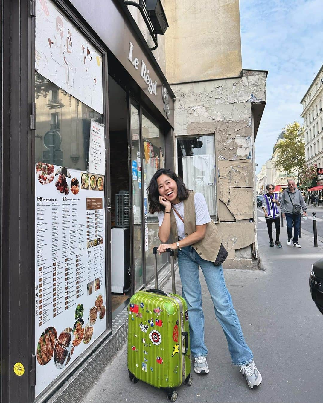 王君萍のインスタグラム：「巴黎快閃落幕🇫🇷 這次講好聽是帶朋友來玩 實際上是滿足我的亞洲胃 我很用力的吃飽喝足，療癒了身心靈💜  因為我沒有帶老公孩子 是和朋友的小放風之旅 想去哪~就去哪~ 讓我意外發現了巴黎夜晚的另一種美🤩 平常的街道、凱旋門、巴黎鐵塔，都有不同的味道✨ 餐廳和酒吧的門也像任意門一樣 只要推開，就帶你到不同空間 外面是剛才走過的巴黎街頭 隔一扇門內的亞洲餐廳卻聽到大家都講中文 連背景音樂跟裝潢都很道地 讓我感覺像穿越一樣好奇妙🤣 想和朋友去小酌一杯 推開酒吧門，立馬又穿梭到不同國家 處處充滿驚喜。  雖然每次來巴黎都很羨慕住在這的人 有這麼多亞洲美食可以選 但可以久久來充電一次也很幸福 現在在回家的路上! 準備回去面對三個直男 正好明天是週一 超級媽咪也準備上工了💪🏻😍  這次飯店選在凱旋門附近讓我們可以走路就能去很多地方，很方便。 📍 Elysées Ceramic, Paris  美食餐廳：Le Régal 約吧 📍101 Rue de Charonne, 75011 Paris 餐廳：巴香宴語 📍 35 Rue de Rivoli, 75004 Paris 餐廳：XiaoLongKan 小龙坎  📍 8 Rue Saint-Marc, 75002 Paris」