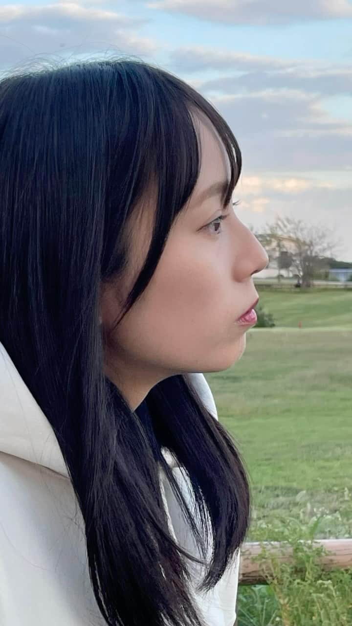 有働優菜のインスタグラム：「夕焼け  #ミディアムヘア #顔周りカット #外ハネボブ #ボブ #ポートレート #ootd #ootdfashion #japanesegirl #followme #followmejp #팔로우 #셀카 #좋아요 #일본 #彼女感」
