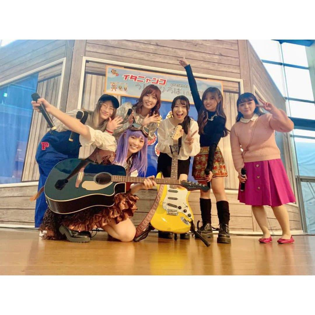 夏目樹里さんのインスタグラム写真 - (夏目樹里Instagram)「滋賀サイコ〜ッ⚡️😆  「イタニャンコpresentsうたのひろばin滋賀」 AQUA21に駆けつけてくださった皆さん、本当にありがとうございました❣️🥰  あったかい🏠雰囲気で、終始ニッコニコ😋 良く響くスペースで、気持ちよ〜く歌わせて頂きました！  物販でもゆったり交流できて嬉しかったよ〜！🙌  共演の皆さんのライブもゆっくり堪能できたし仲良くなれて嬉しい🤭💕  すべてを繋げてくれてる、伊谷亜子ちゃんに感謝感謝でいっぱいです💜💜💜  またご一緒できますように〜！！  🥳セットリスト Only Love Many Thanks!!! WHITE BREATH / T.M.Revolution様（カバー🙇🏻‍♀️⚡️） Balance★Game Love&Peace  ※滋賀ということで、、、あの曲 歌いたい〜欲が出ちゃいました🫣🫣🫣  お写真拝借👏 きれいに撮ってくれてありがとう〜っ🥹✨」10月15日 22時34分 - juri_azure